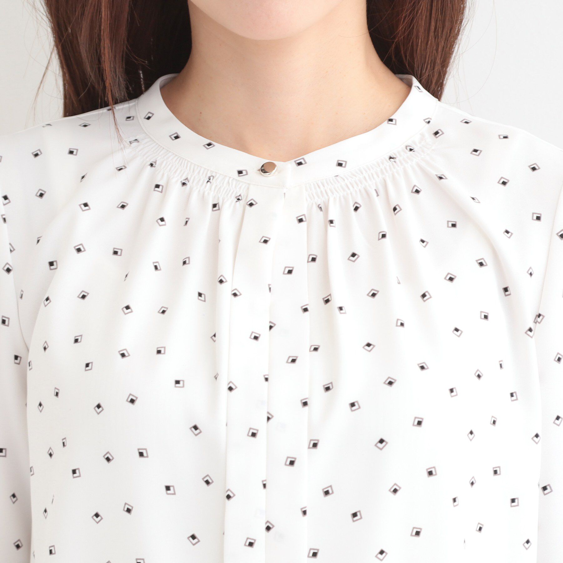 SHOO･LA･RUE「【洗濯機可/吸水速乾/ひんやり/UV】メタルボタンがアクセント ふんわりギャザーブラウス」|シャツ・ブラウス|