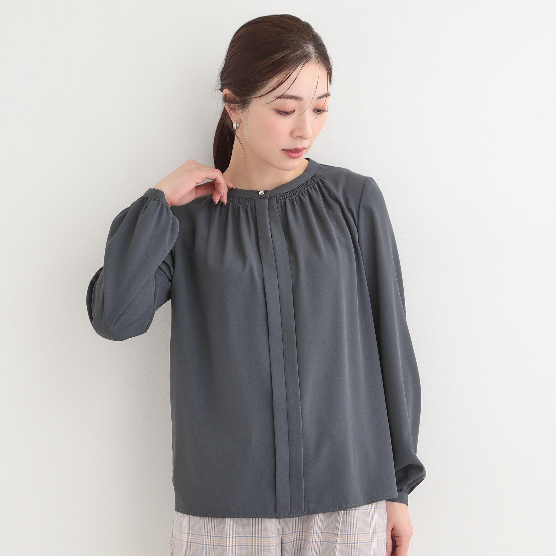 SHOO･LA･RUE「【洗濯機可/吸水速乾/ひんやり/UV】メタルボタンがアクセント ふんわりギャザーブラウス」|シャツ・ブラウス|