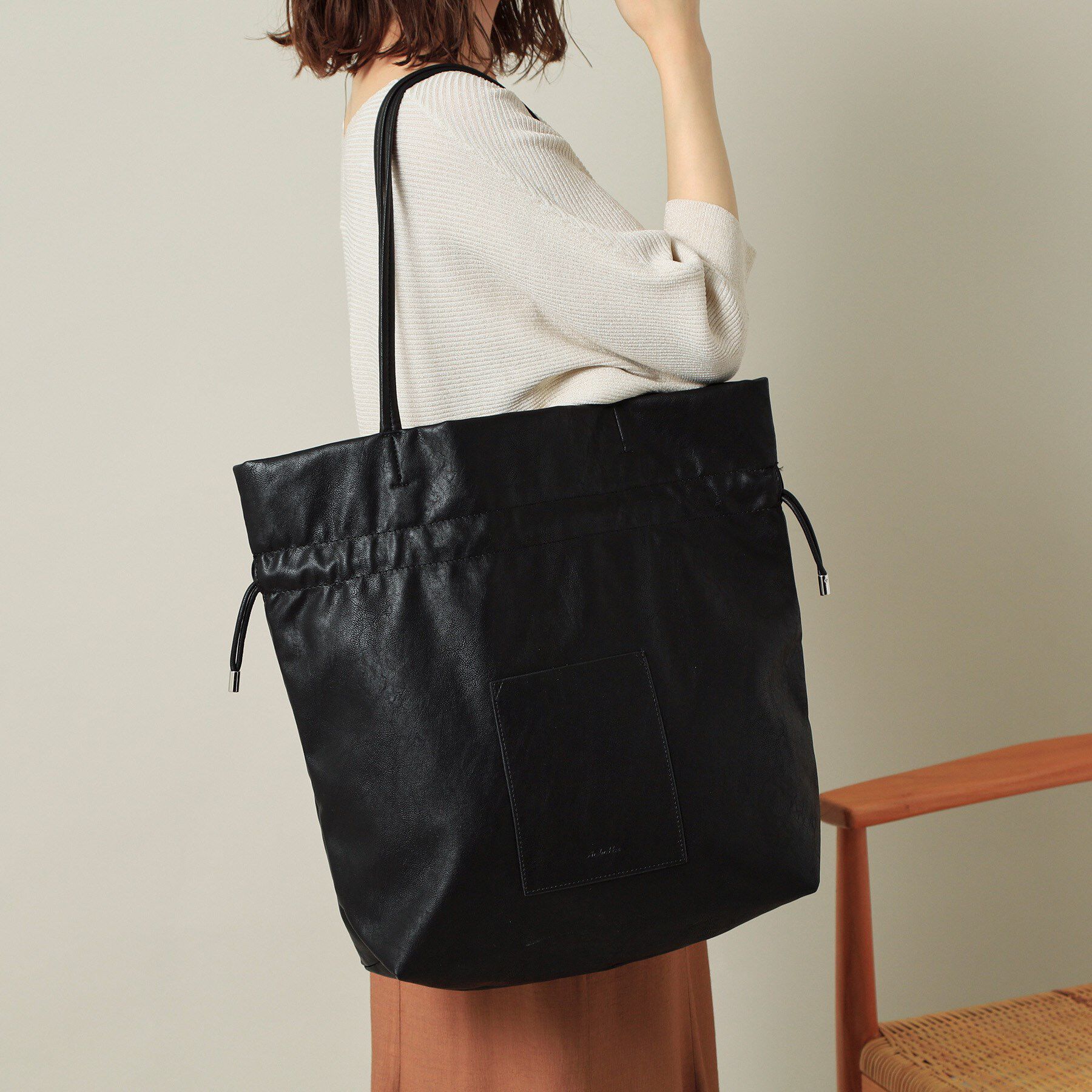 ITS&rsquo;DEMO「【A4対応】合皮巾着トート」|トートバッグ|ブラック(019)