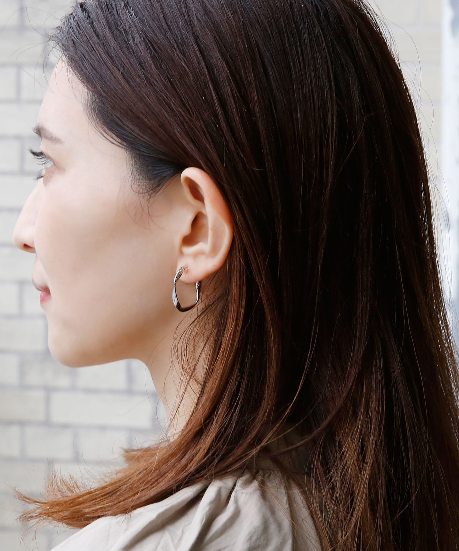 colleca la「ノンホール・ねじれフープ樹脂イヤリング」|イヤリング|