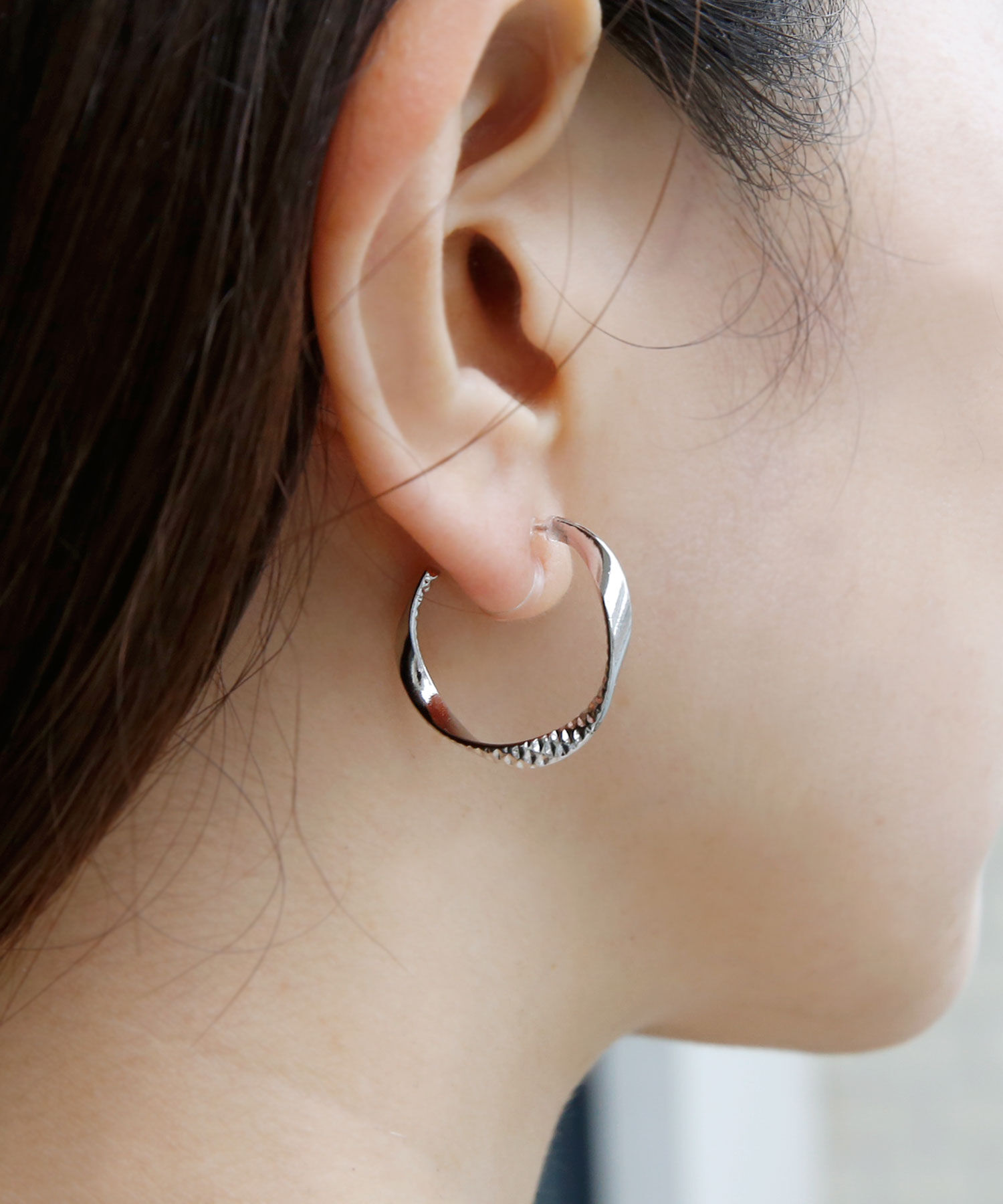 colleca la「ノンホール・ねじれフープ樹脂イヤリング」|イヤリング|