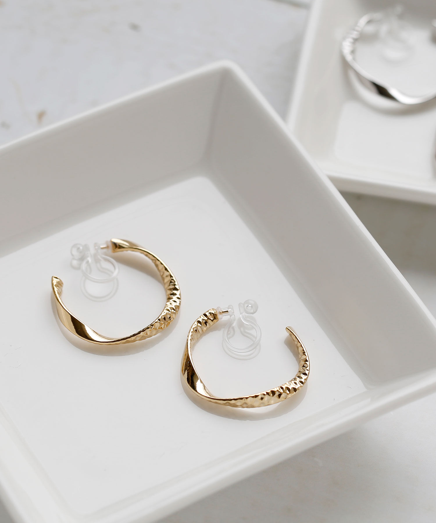 colleca la「ノンホール・ねじれフープ樹脂イヤリング」|イヤリング|ゴールド