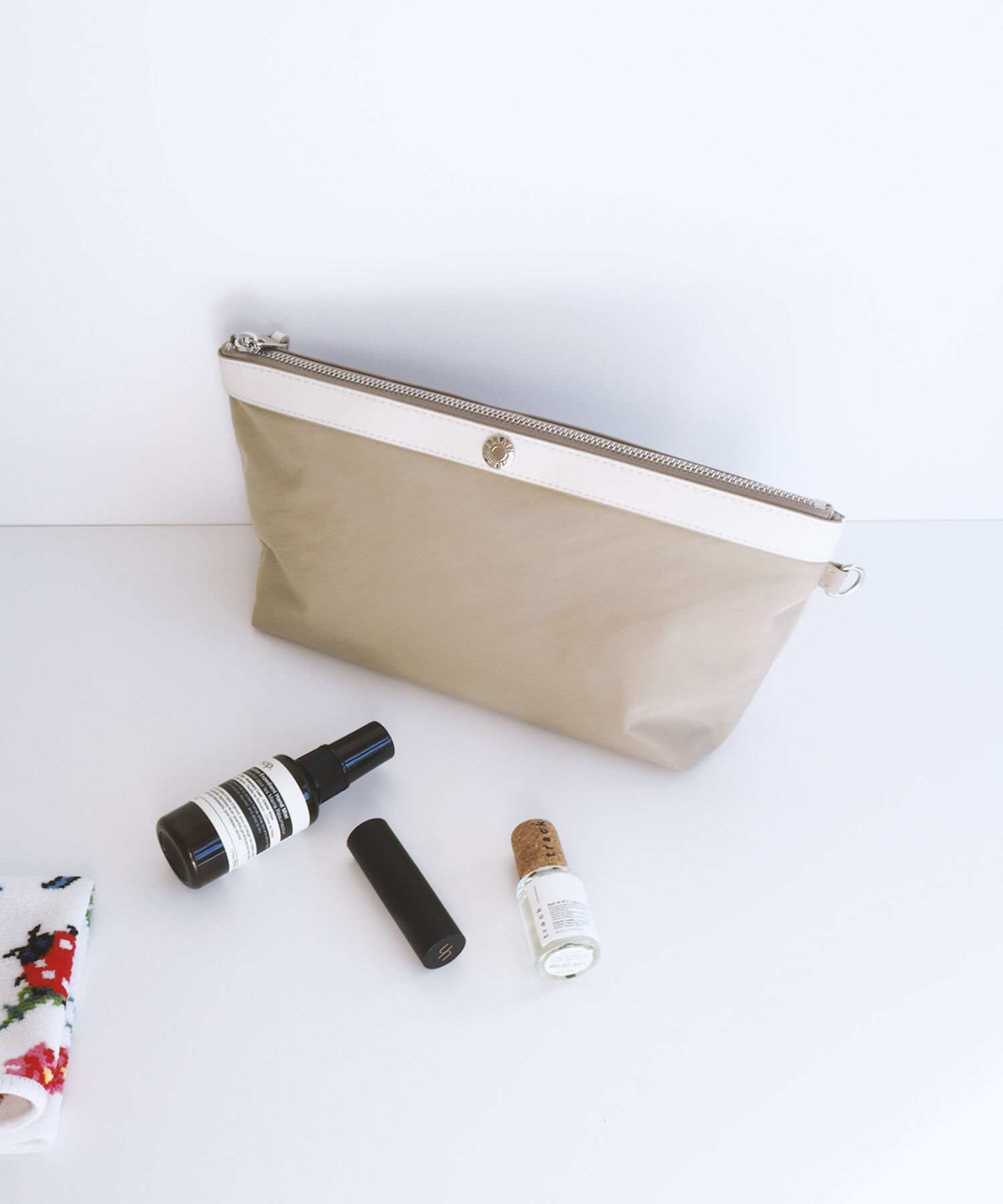 TOPKAPI BREATH「【Breath TOPKAPI】MORPH モーフ リンクルナイロン 舟形 ポーチ」|ポーチ|ベージュ