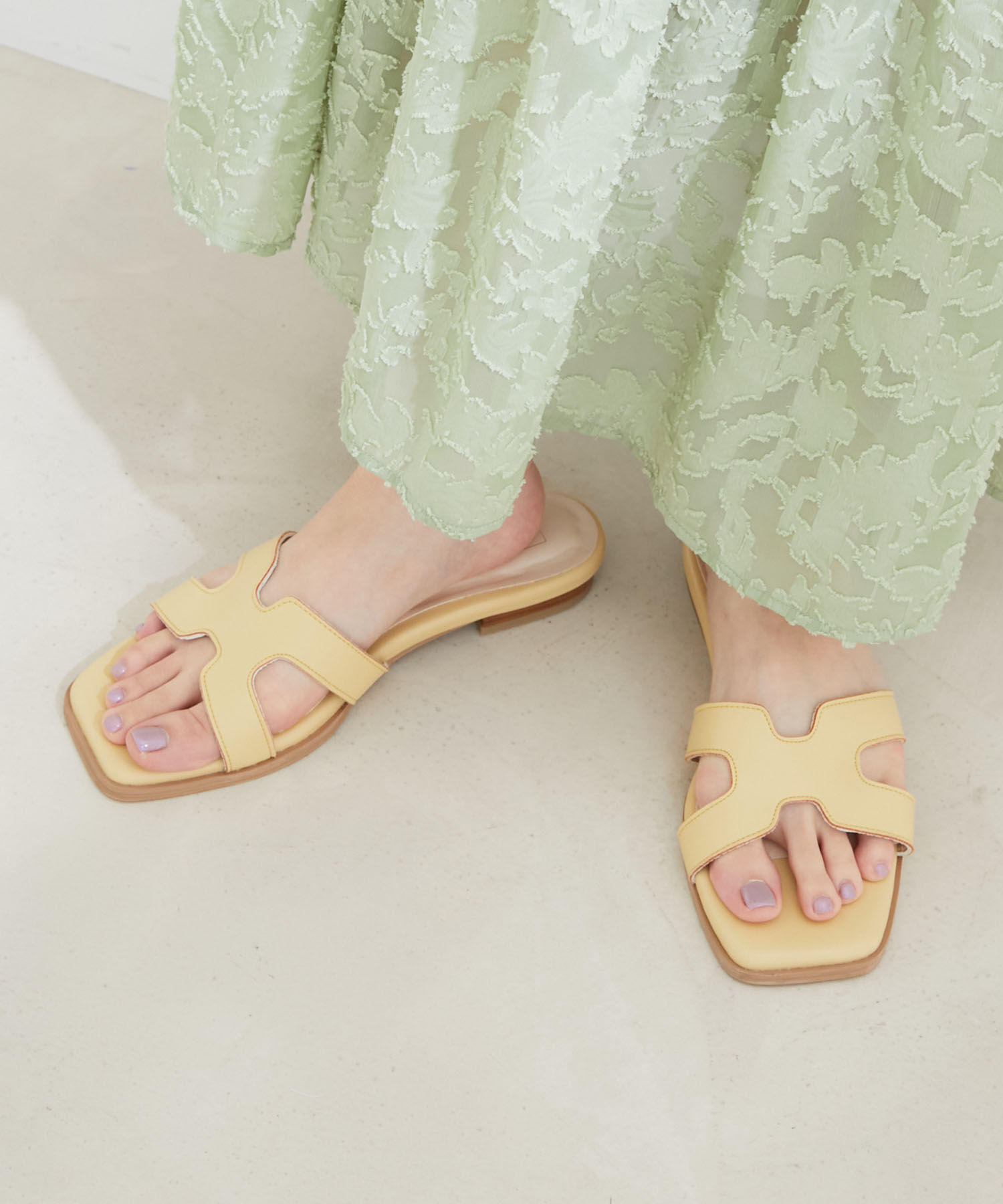 Juze「【新色追加】リサイクルフェイクレザーカットワークフラットサンダル【sustainable】」|サンダル|イエロー(80)