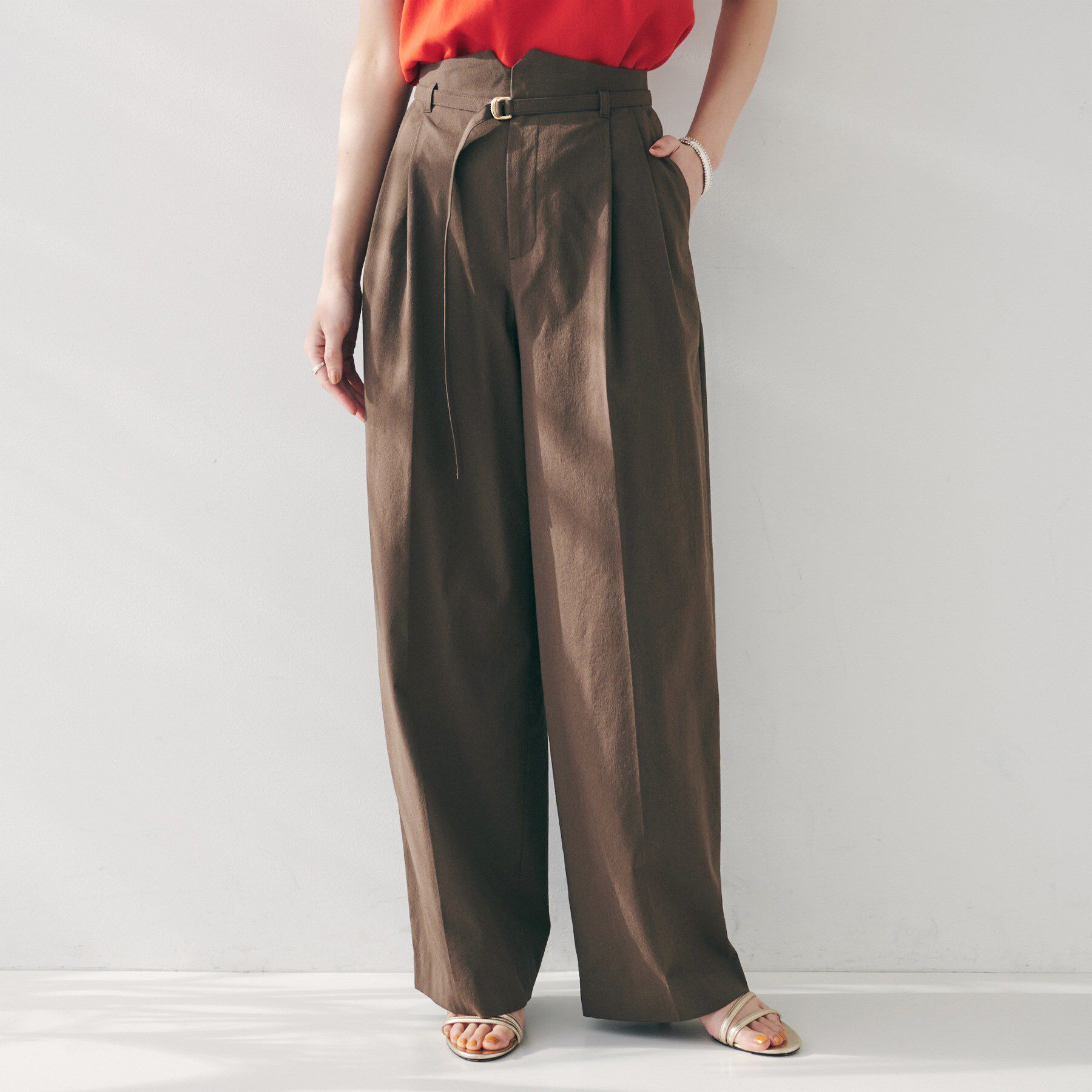 UNTITLED「【セットアップ可能／オンオフ】ラミー混 タックワイドパンツ」|その他|ブラウン(044)