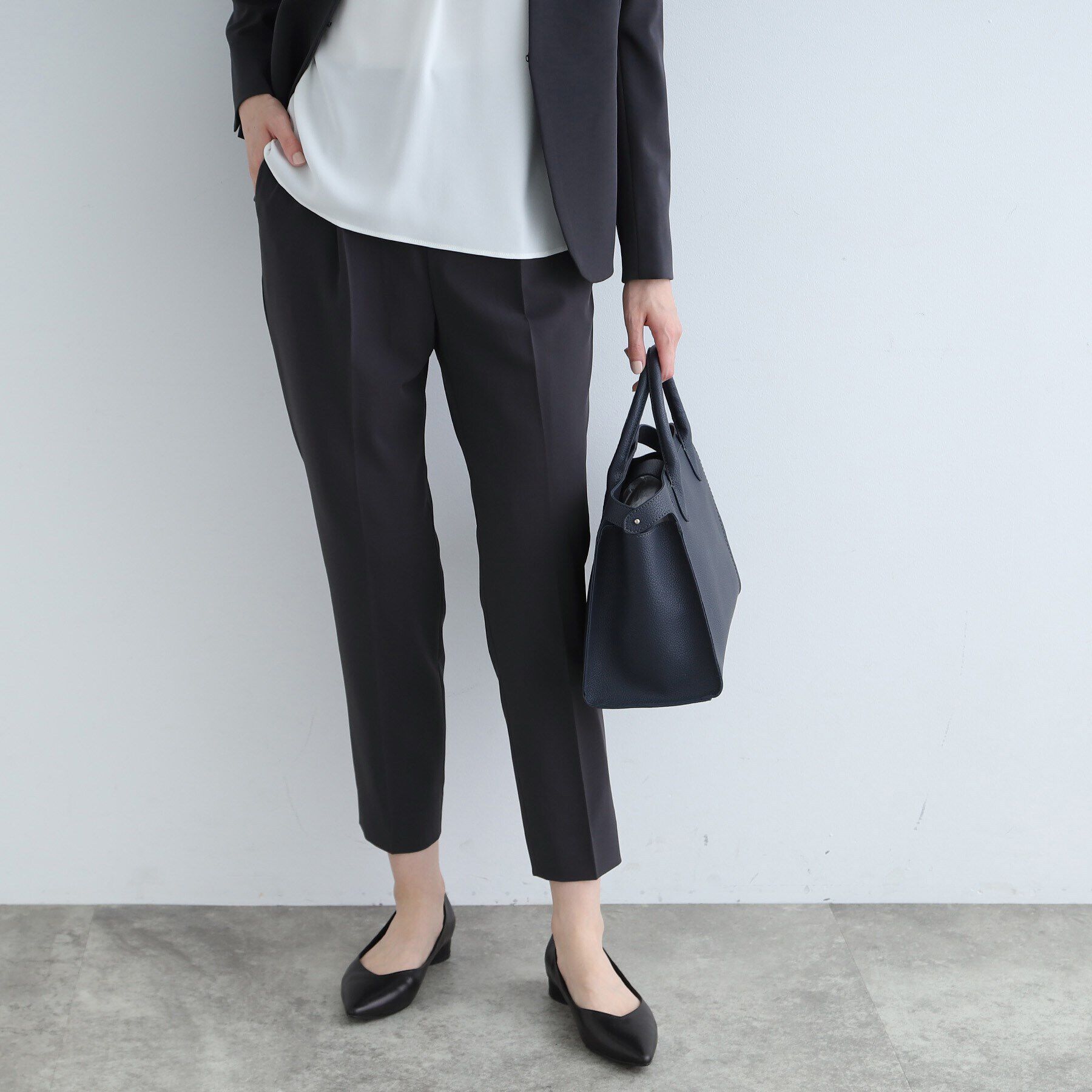 INDIVI「【洗える/UVケア/エコ/日本製】ストレッチ タックテーパードパンツ」|スーツ|チャコールグレー(0