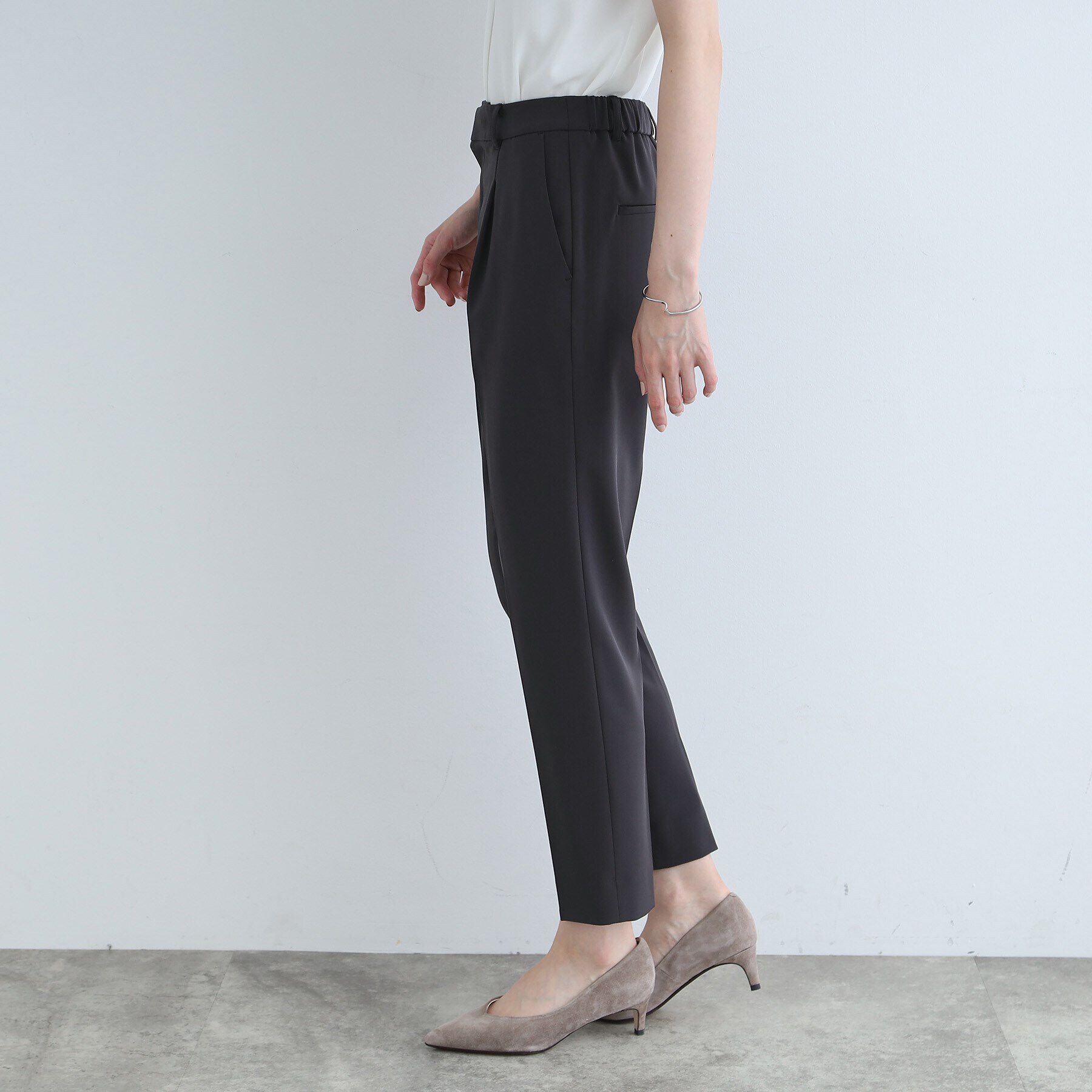 INDIVI「【洗える/UVケア/エコ/日本製】ストレッチ タックテーパードパンツ」|スーツ|