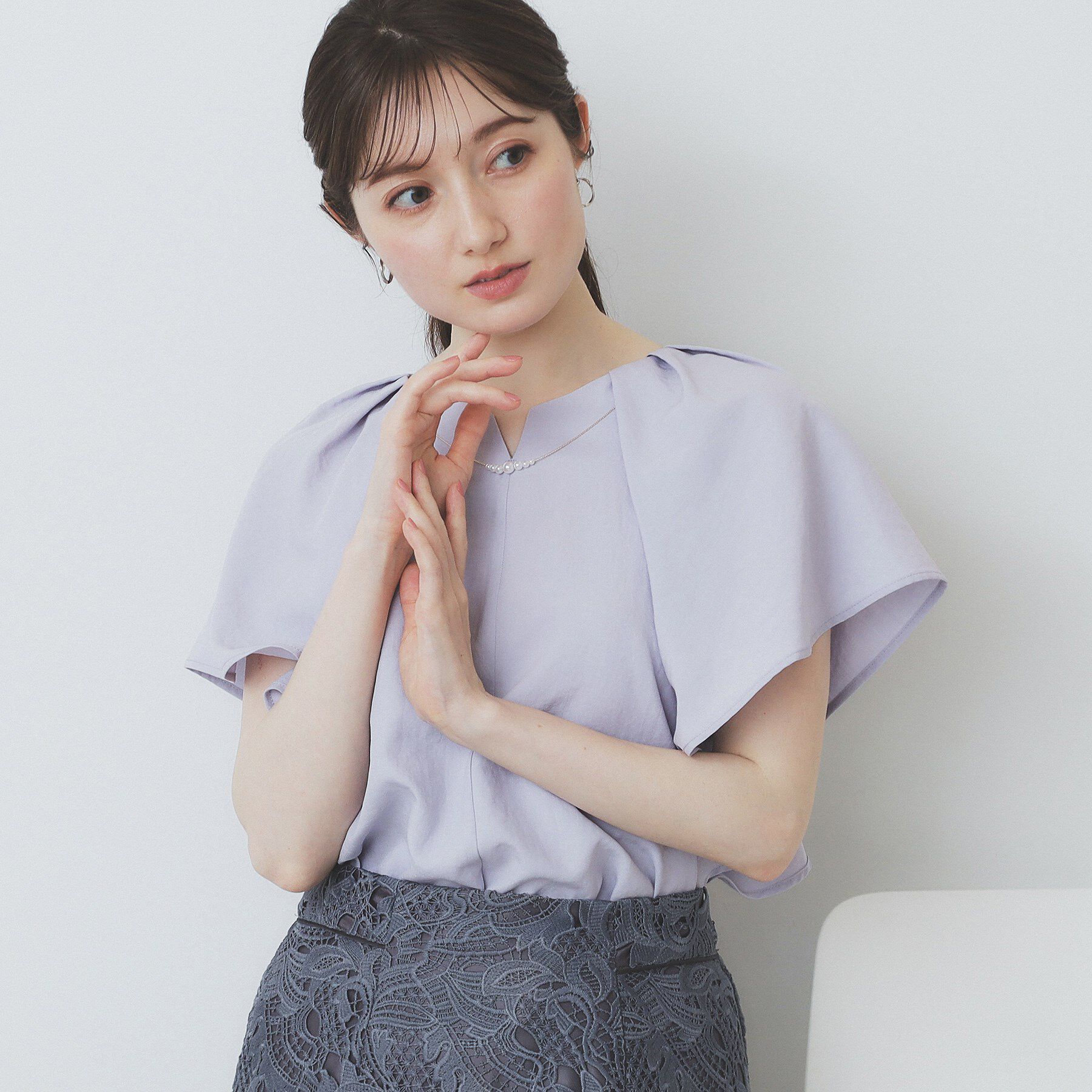 index「《7色展開/S-LLサイズ》フリルタックスリーブキーネックブラウス【吸水速乾/洗濯機可/イージーアイ」|シャツ・ブラウス|