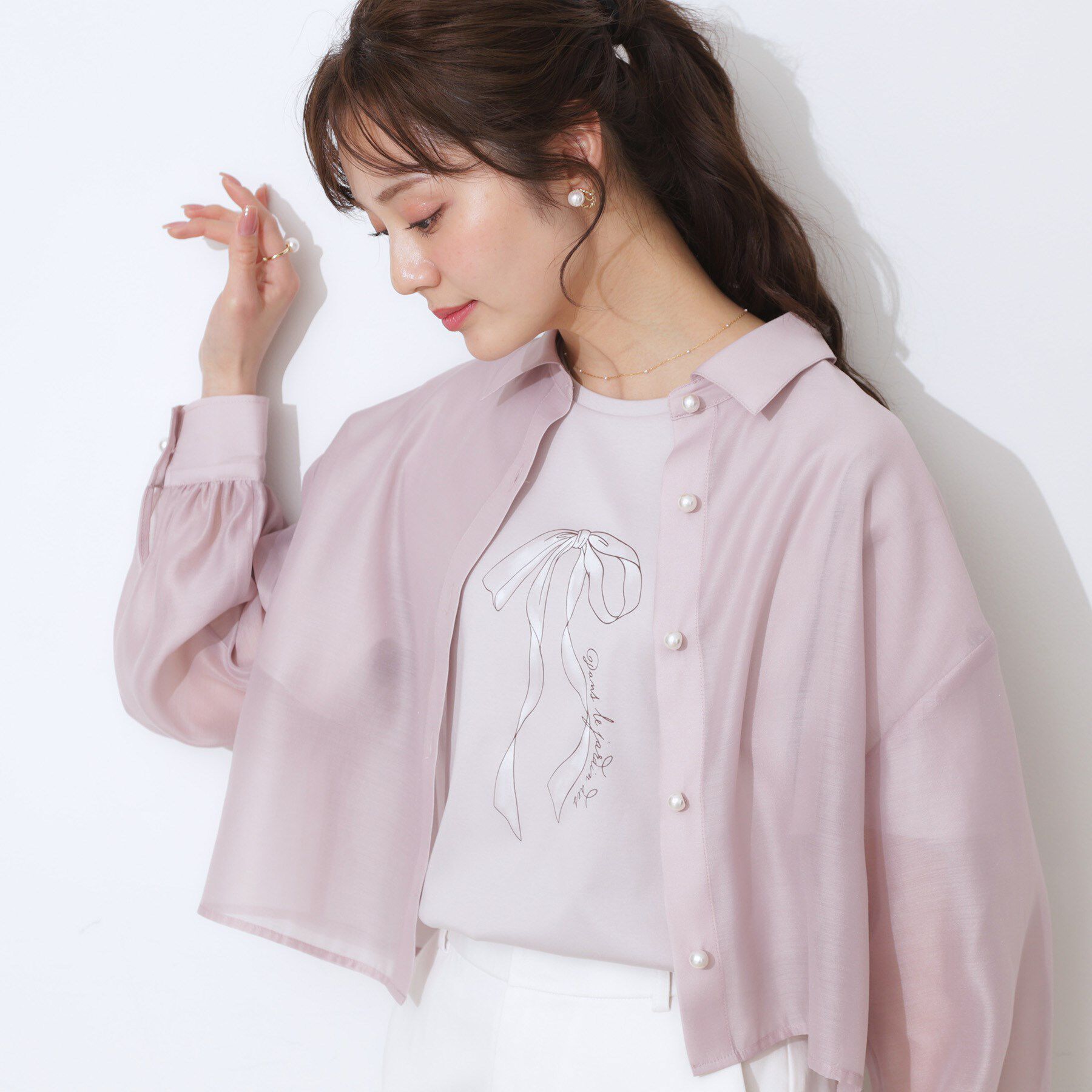 Couture broach「【洗える・オシャレな透け感】パール調ボタンシアーシャツ」|シャツ・ブラウス|