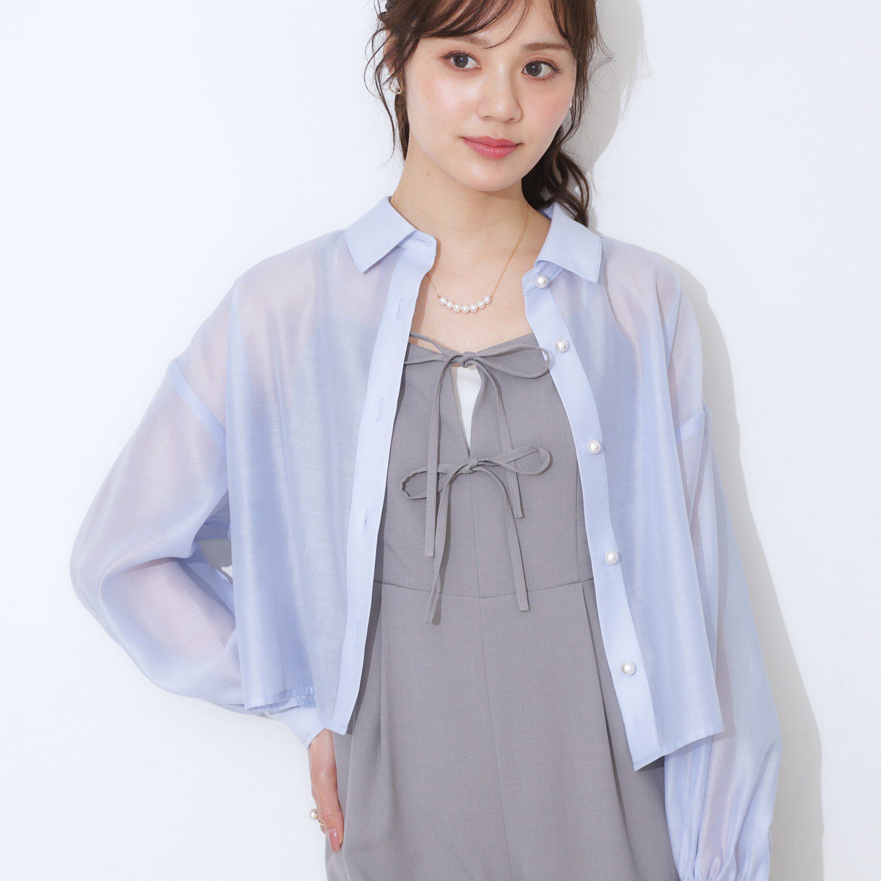 Couture broach「【洗える・オシャレな透け感】パール調ボタンシアーシャツ」|シャツ・ブラウス|サックスブルー(09