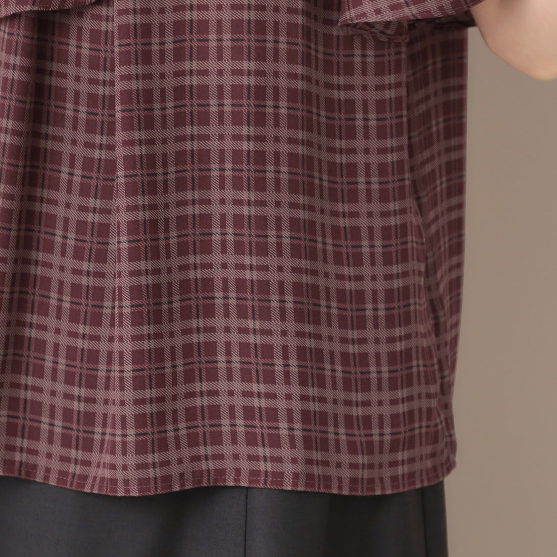 Couture broach「【着映え・5分袖・通勤】パール調タイチェックプリントブラウス」|シャツ・ブラウス|