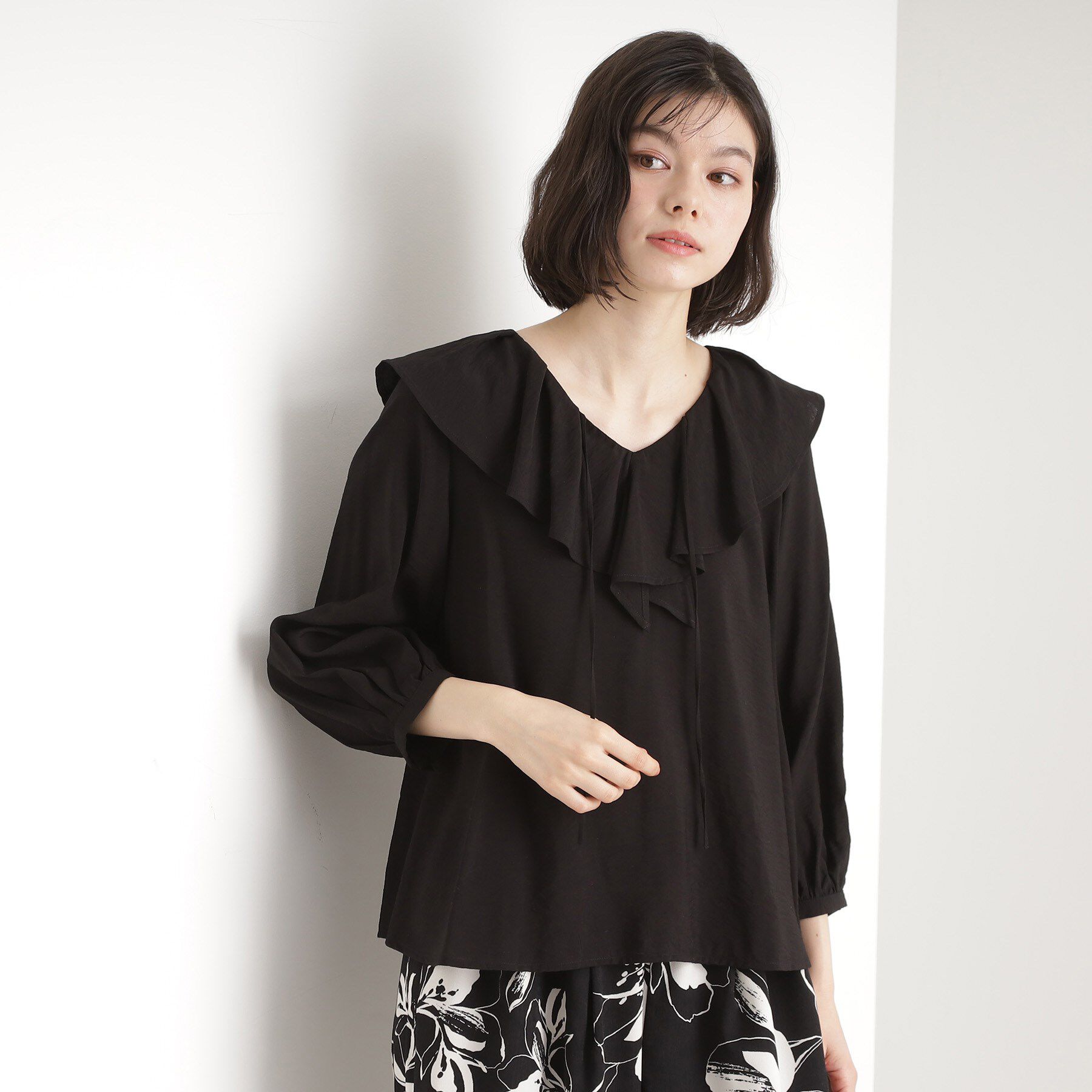 THE SHOP TK「ラッフルカラーブラウス【洗濯機OK】」|シャツ・ブラウス|ブラック(019)
