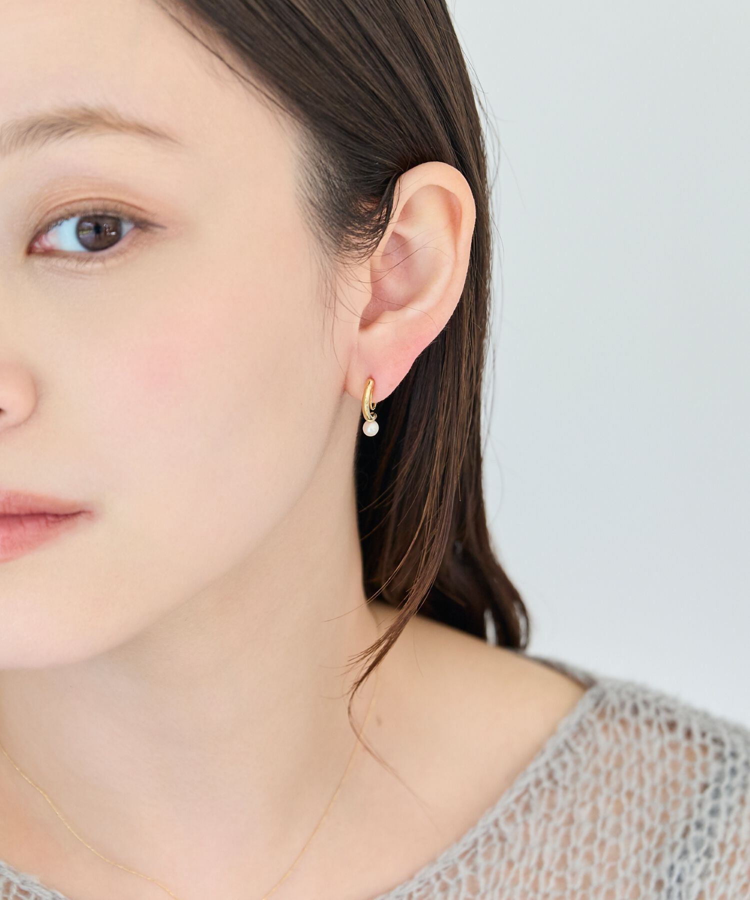 Phoebe「【痛くないシリーズ/金属アレルギー対応】パールフープライトフィットイヤリング　ゴールド」|イヤリング|