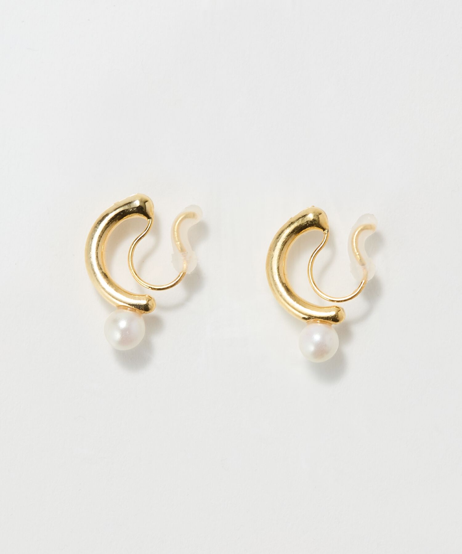 Phoebe「【痛くないシリーズ/金属アレルギー対応】パールフープライトフィットイヤリング　ゴールド」|イヤリング|