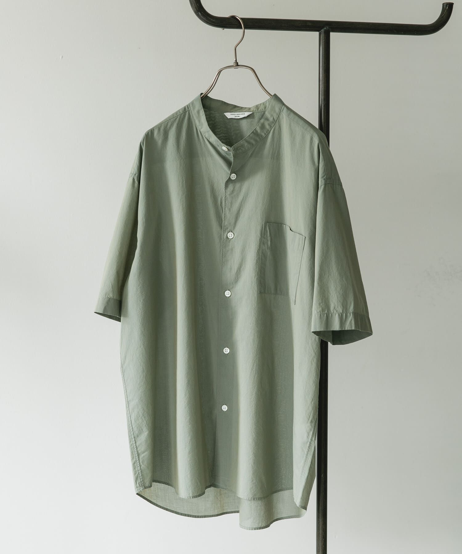 URBAN RESEARCH DOORS「玉虫シャンブレー バンドカラーシャツ」|シャツ・ブラウス|グリーン系その他