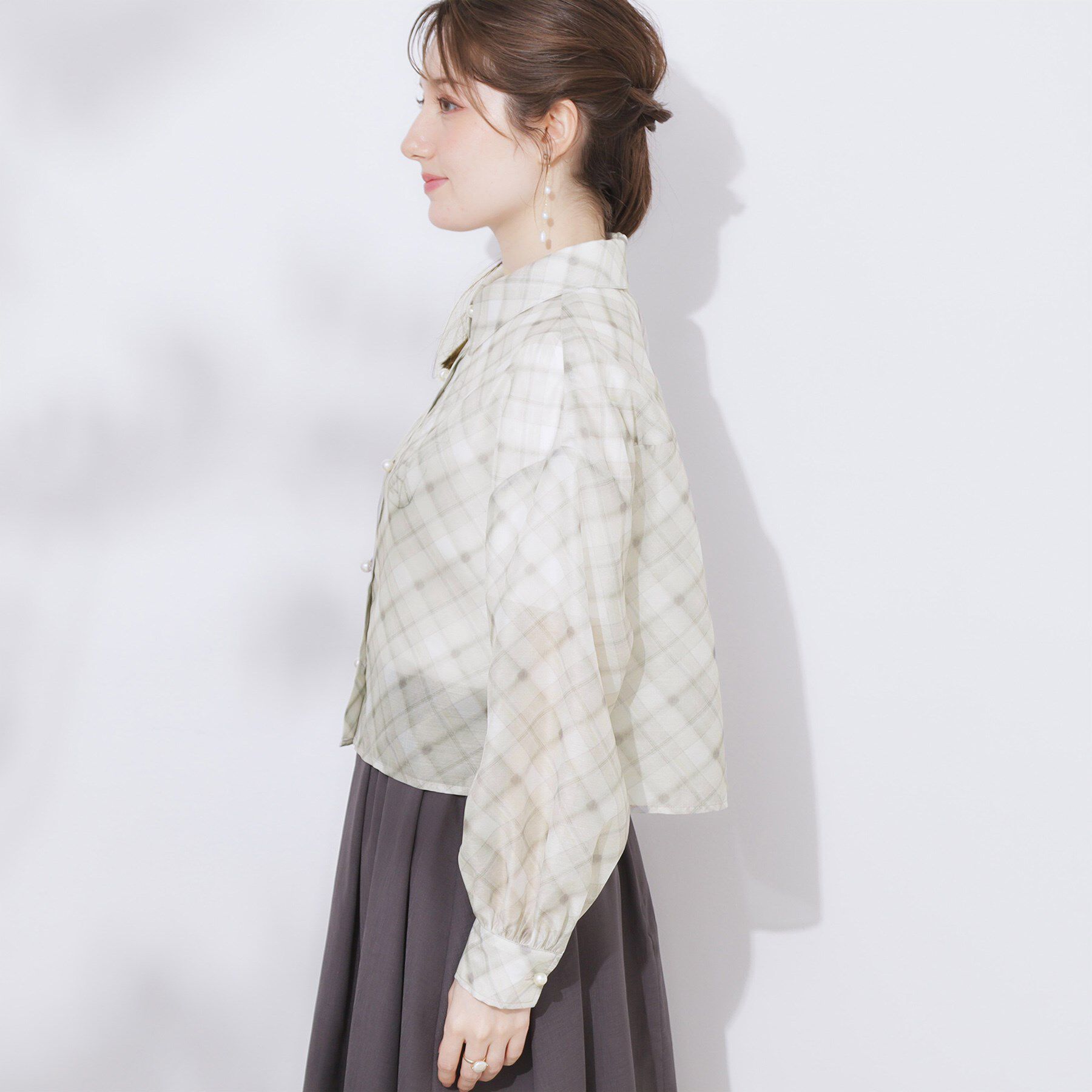 Couture broach「【洗える・秋まで使える】パール調ボタンシアーシャツ」|シャツ・ブラウス|