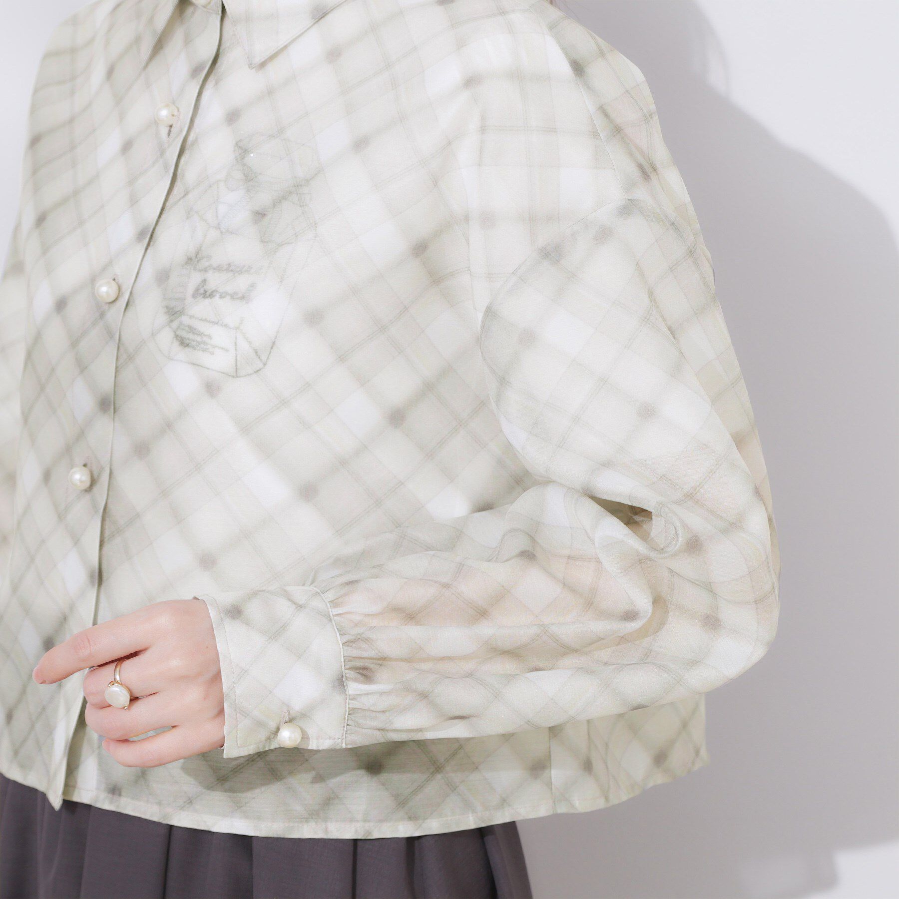 Couture broach「【洗える・秋まで使える】パール調ボタンシアーシャツ」|シャツ・ブラウス|