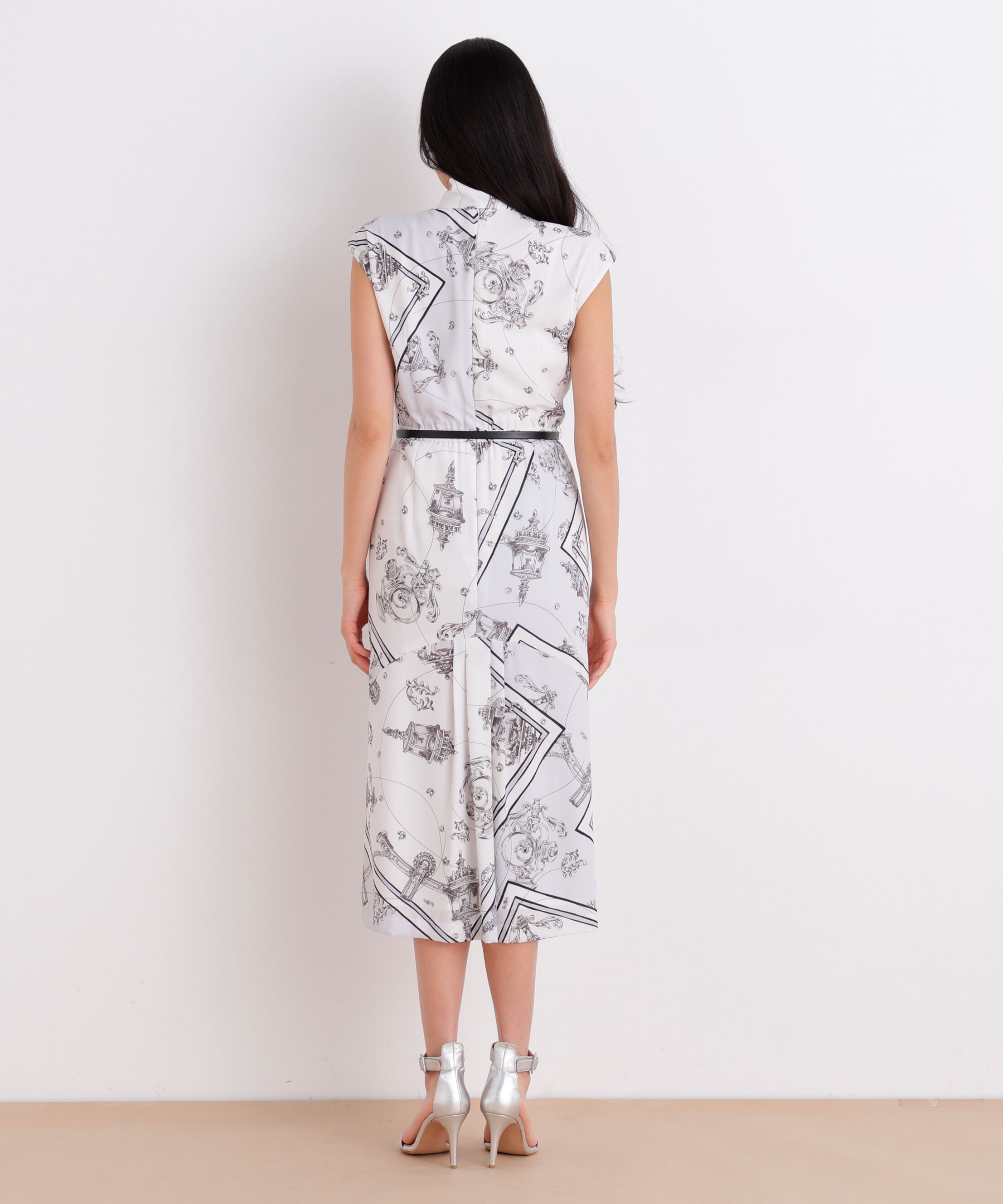  「<追加生産予約>［美香さん着用］バロックスカーフプリントワンピース」|ワンピース|