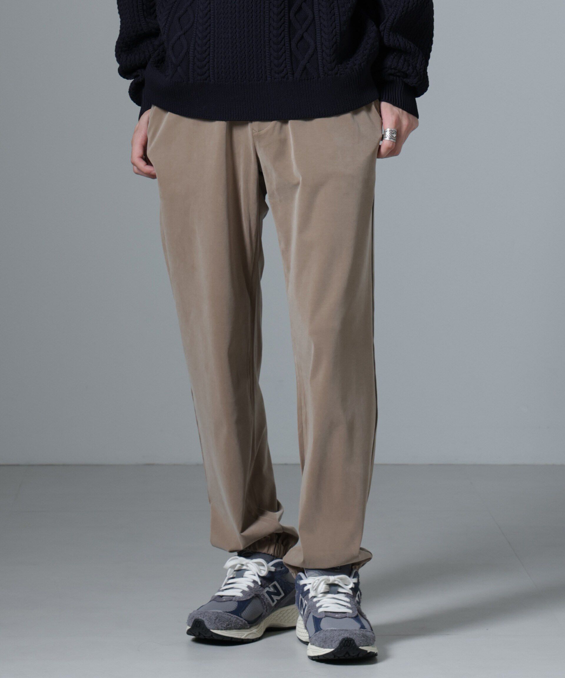 nano･universe「ヌバックライクスムースジョガーパンツ」|チノ|モカ3