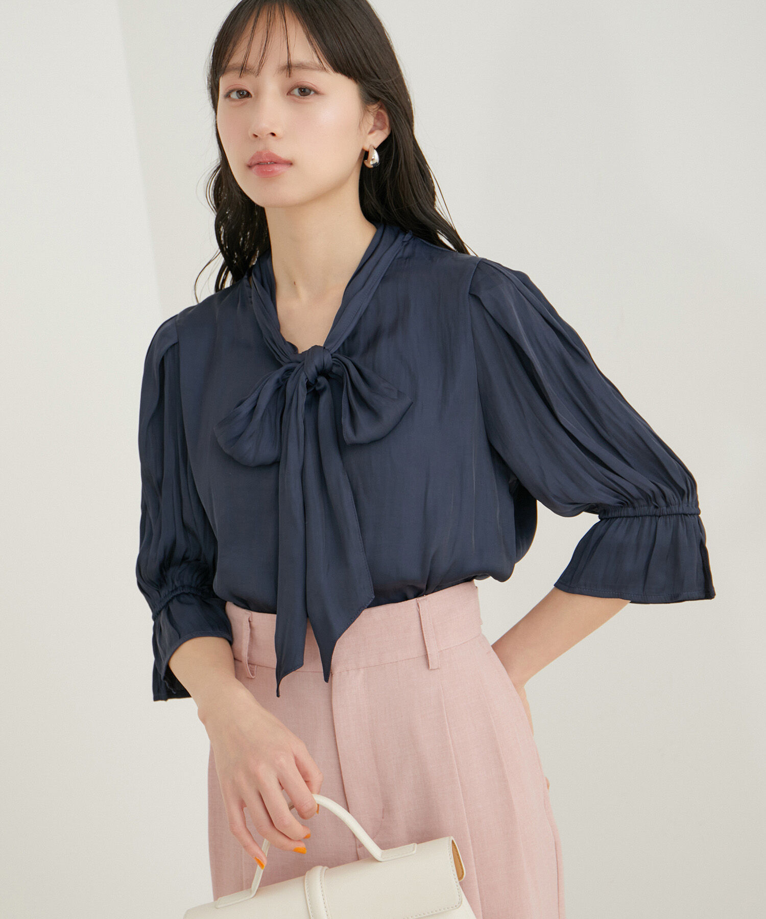 VIS「【選べる素材】アソートボウタイリボンブラウス」|シャツ・ブラウス|