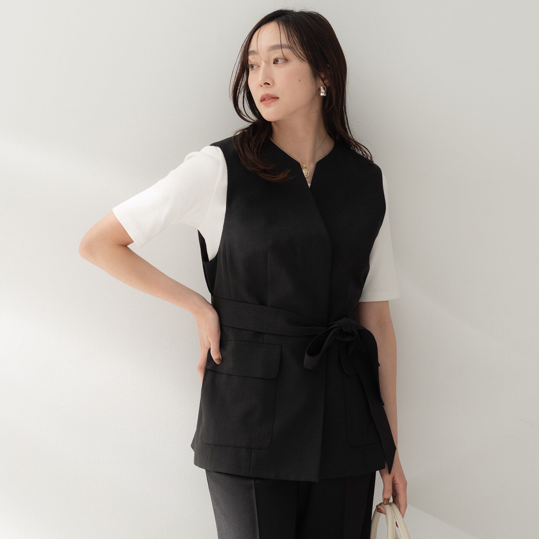UNTITLED「【セットアップ可/UVカット/接触冷感/遮熱/通気性】スラブキーネックジレ」|ベスト・ジレ|ブラック(019)