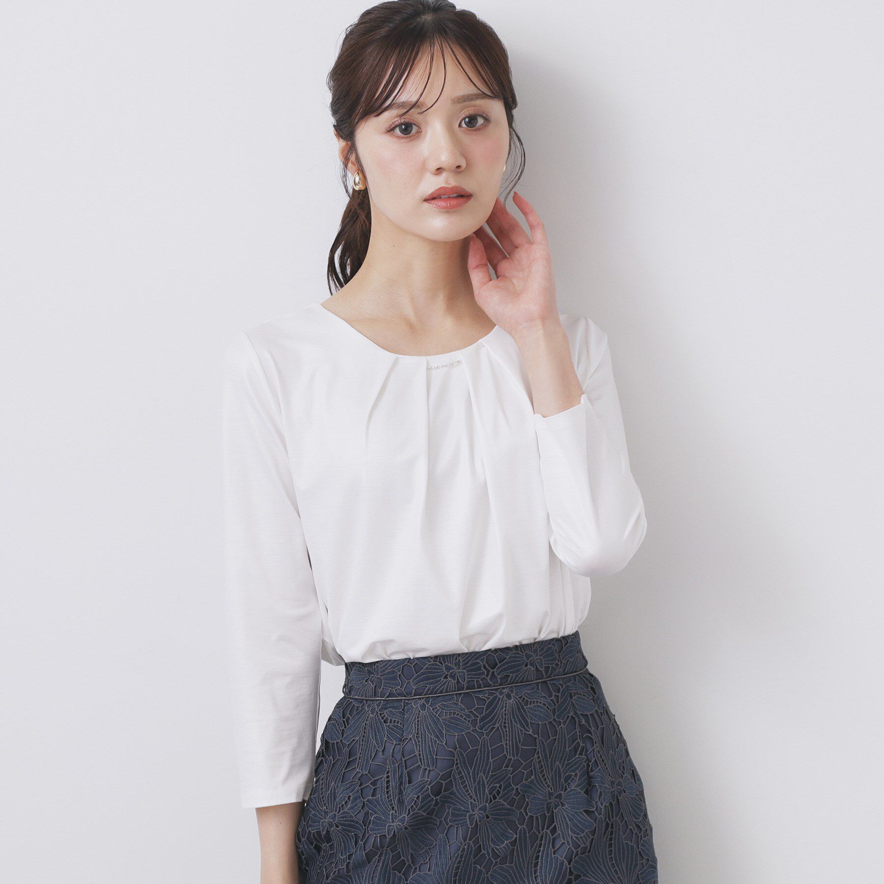 index「《S-3Lサイズ》タックビジュートップス【洗濯機洗い可】」|Tシャツ・カットソー|オフホワイト(003