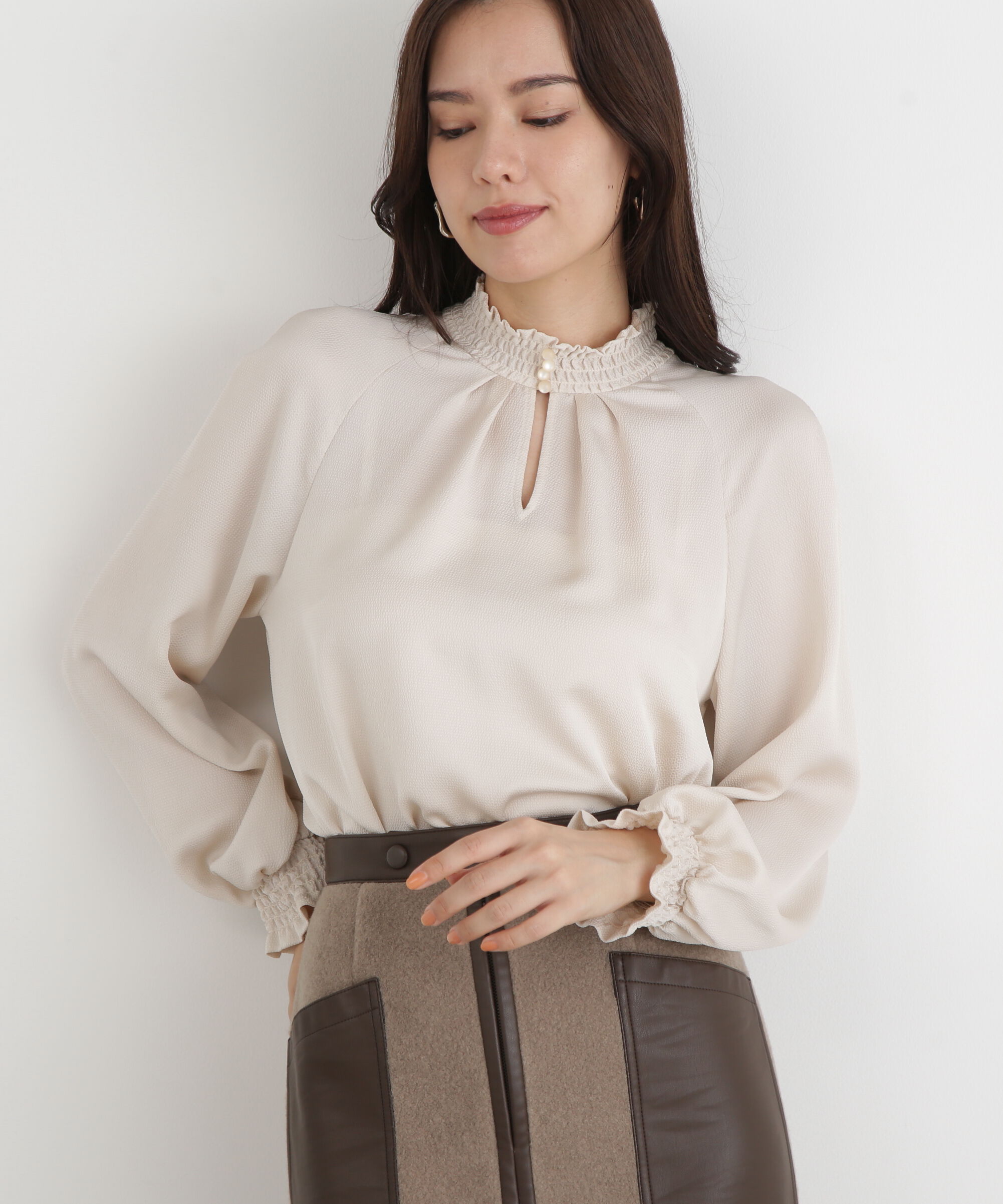  「◆シャーリングネックギャザーブラウス」|シャツ・ブラウス|ベージュ