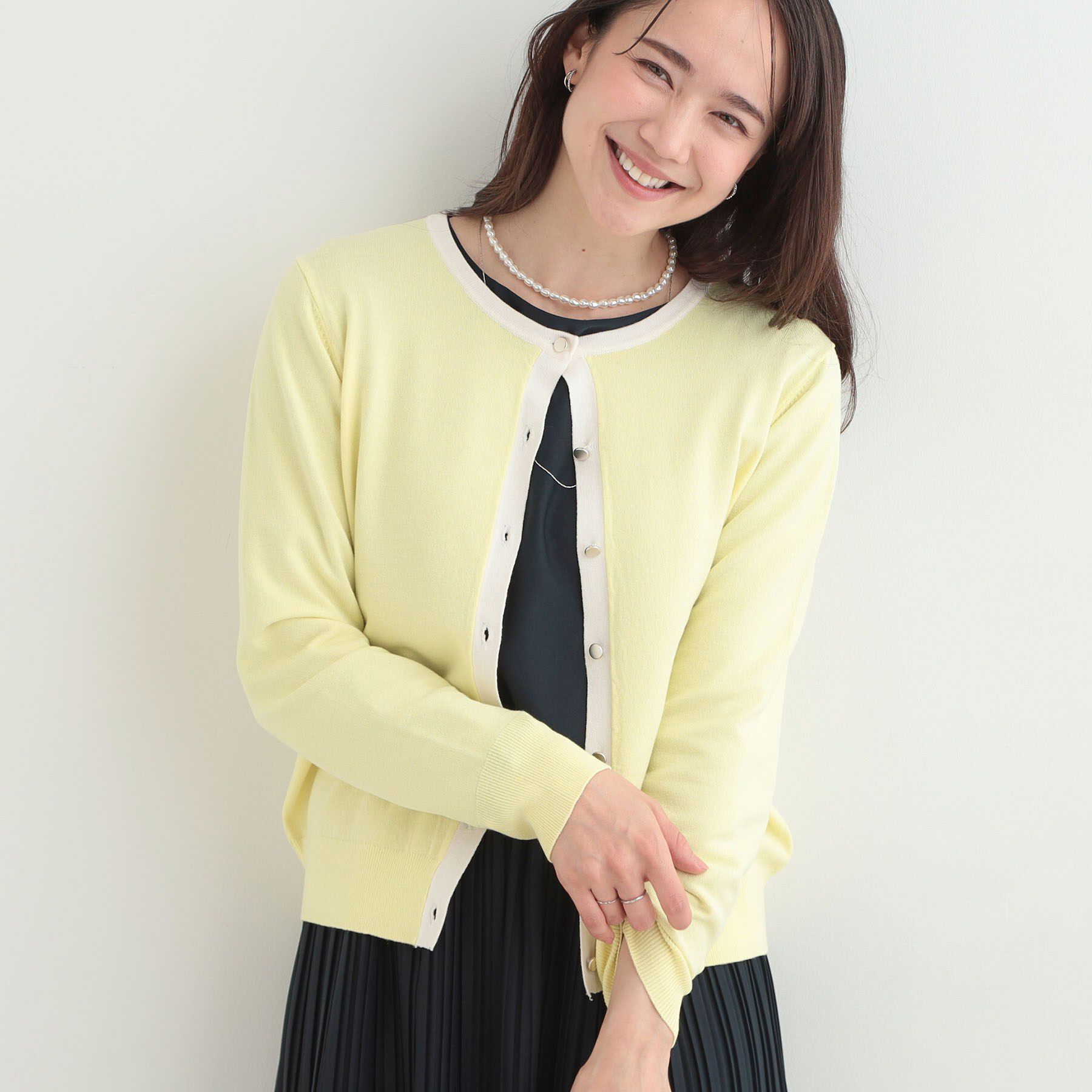 SHOO･LA･RUE「【洗濯機可/S-LL/アンサンブル可】パールボタンが上品　華やぎ配色カーディガン」|カーディガン|ライトイエロー(53