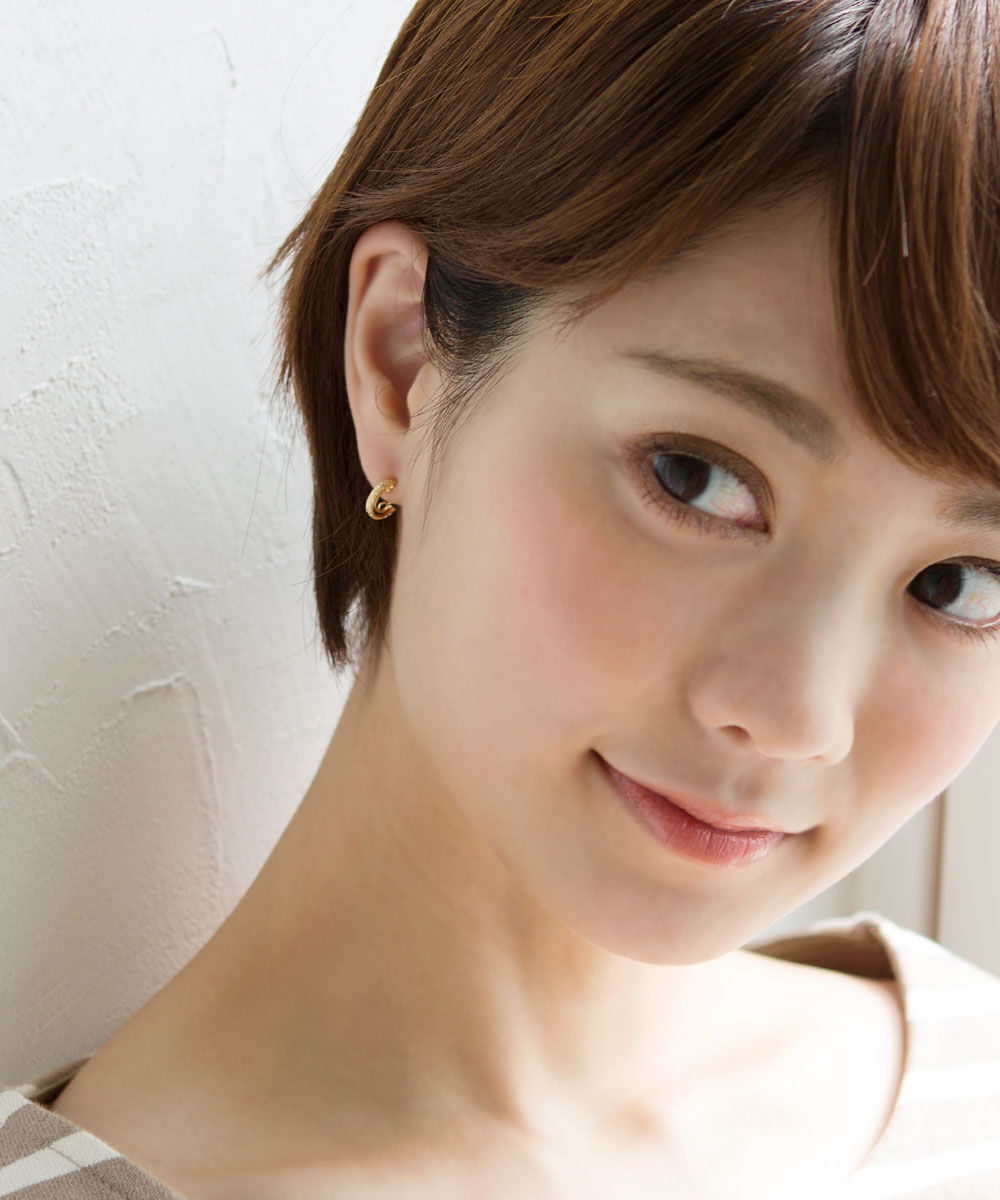 colleca la「miniループフィット・梨地フープイヤリング」|イヤリング|