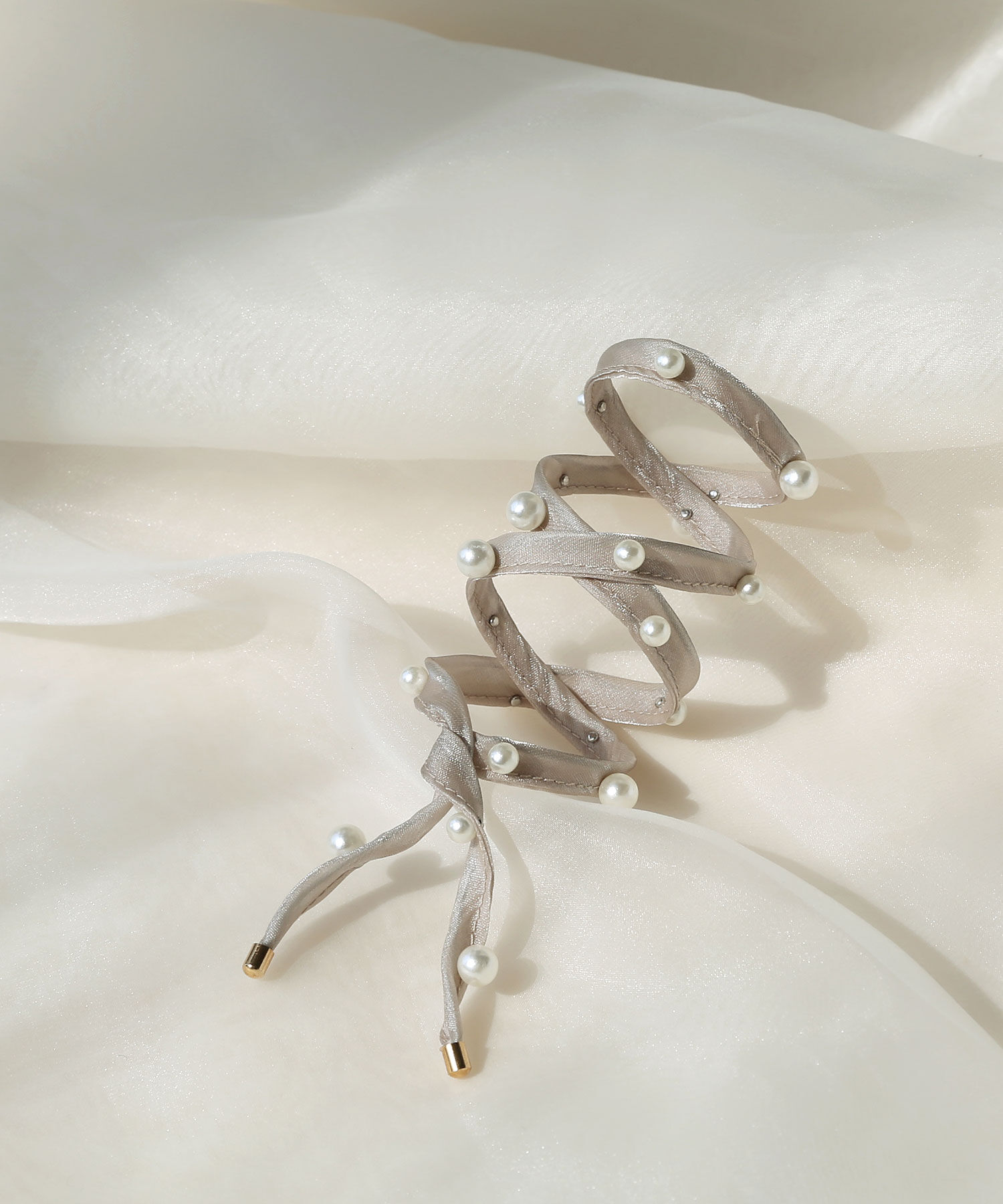  「サテン&times;パール ワイヤーリボンポニー」|ヘアゴム・シュシュ|ベージュ