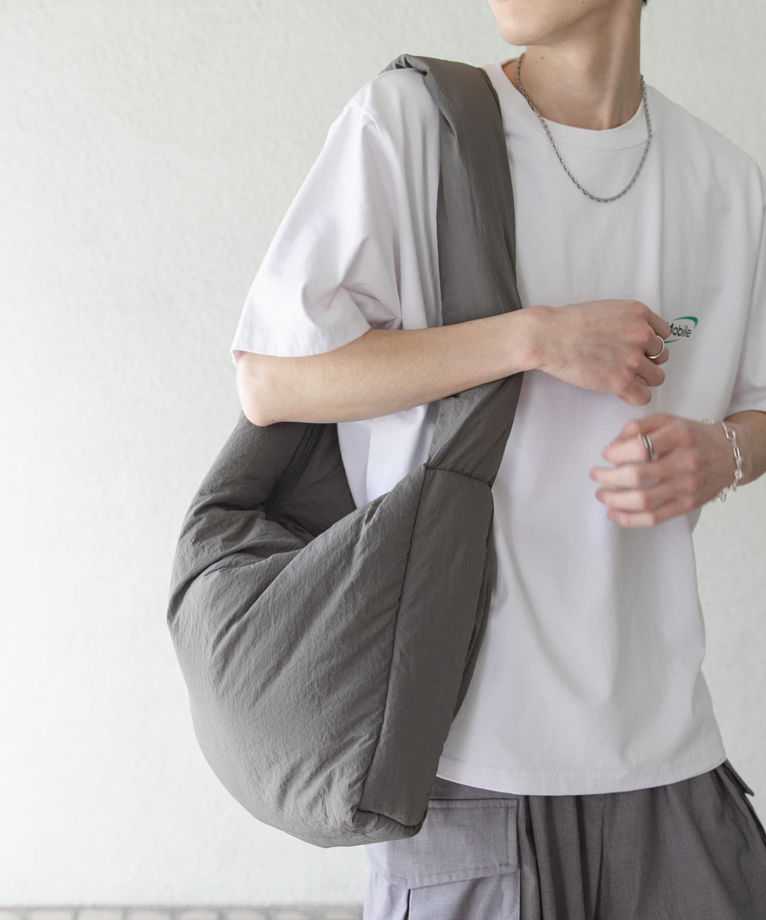 SENSE OF PLACE by URBAN RESEARCH「ナイロンパデットビックショルダー」|ショルダー・メッセンジャー|チャコールグレー