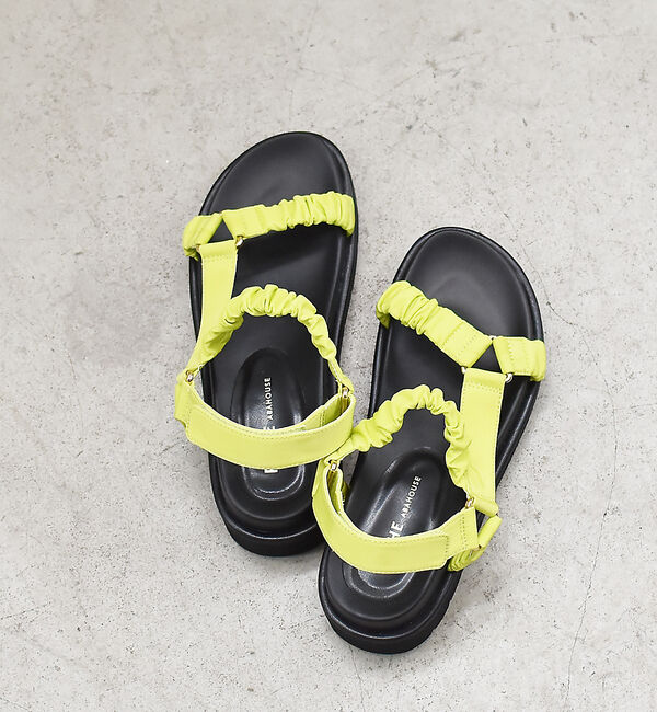 AU BANNISTER「ギャザーベルト フットベッドサンダル」|サンダル|ライム