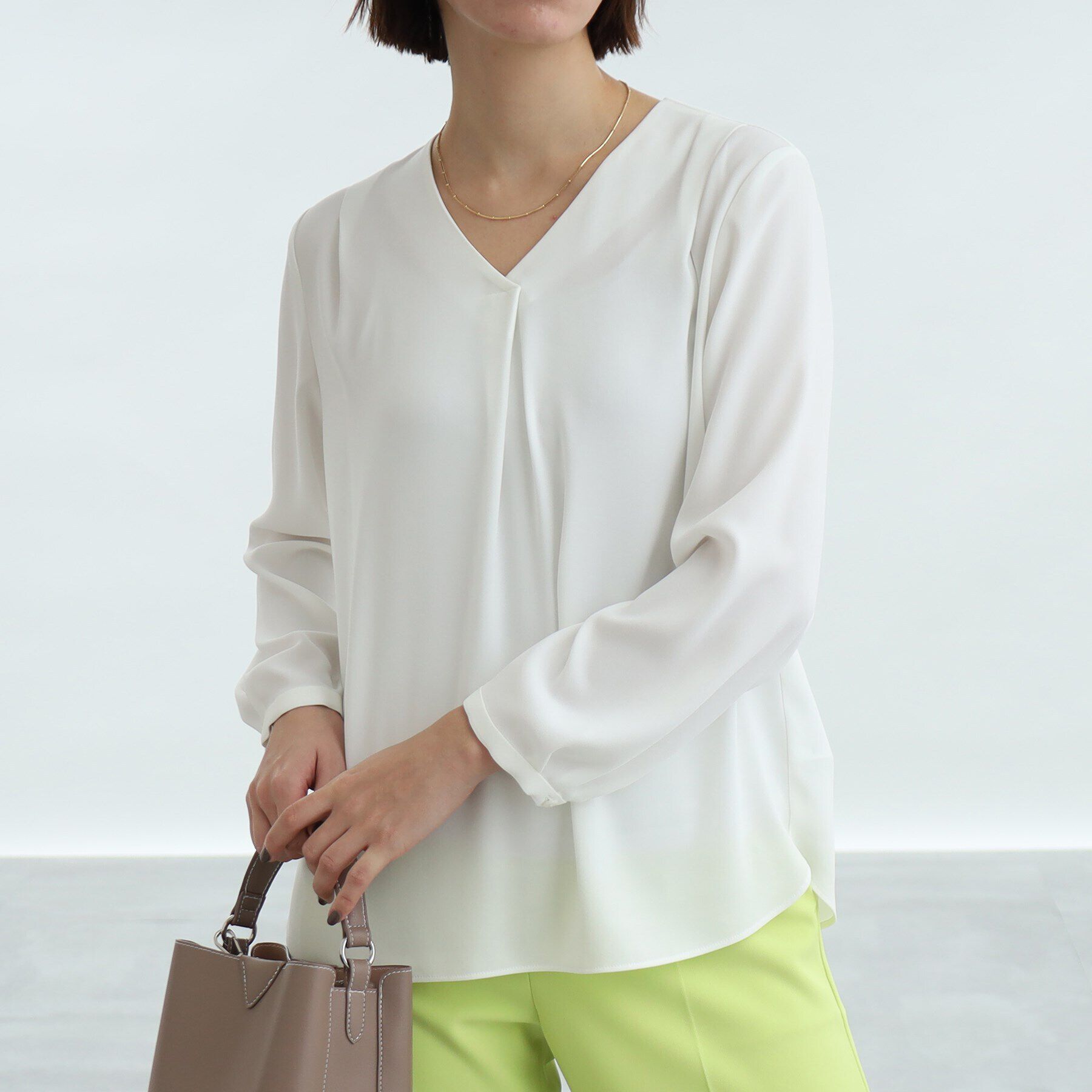 INDIVI「【洗える/通勤/UV/吸水速乾】Vネックブラウス」|シャツ・ブラウス|