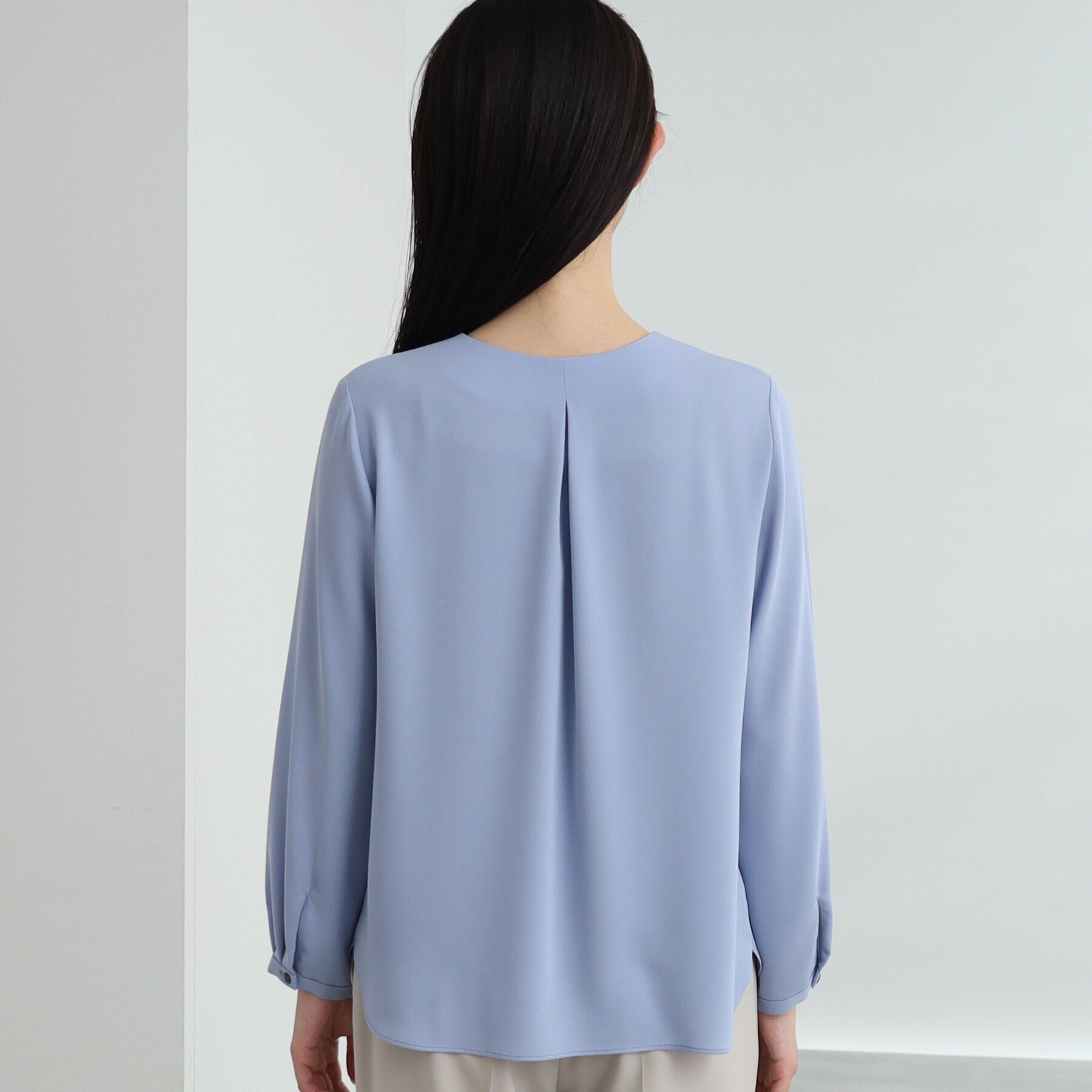 INDIVI「【洗える/通勤/UV/吸水速乾】Vネックブラウス」|シャツ・ブラウス|