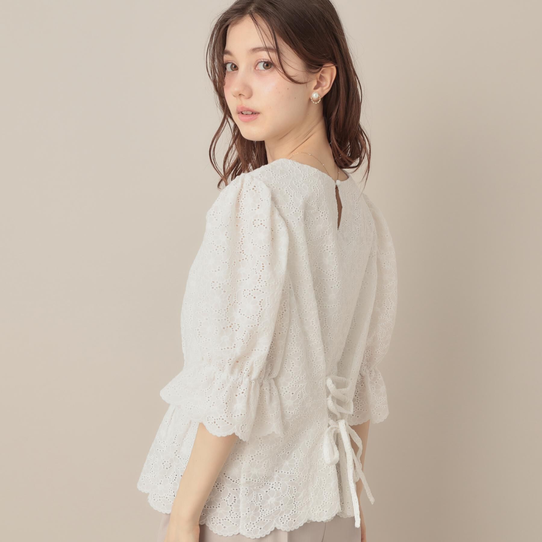 Couture broach「【一枚で着映える・花柄刺繍・5分袖】バックレースアップ カットワークレースブラウス」|シャツ・ブラウス|オフホワイト(003