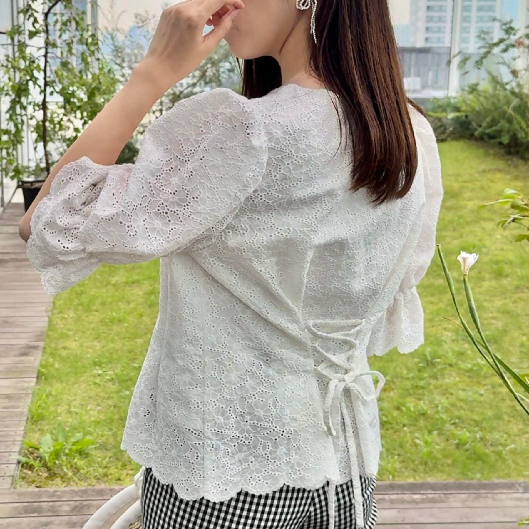 Couture broach「【一枚で着映える・花柄刺繍・5分袖】バックレースアップ カットワークレースブラウス」|シャツ・ブラウス|