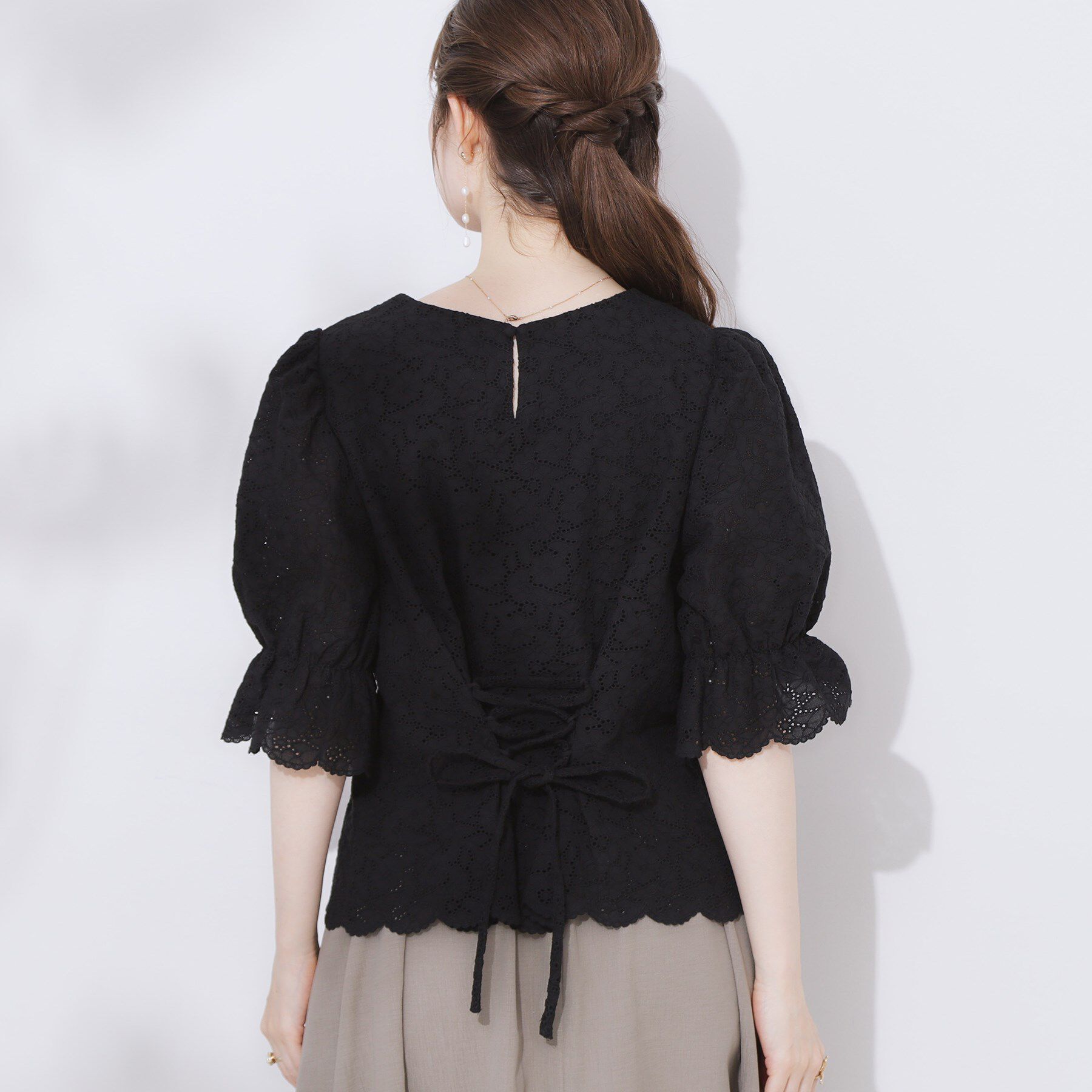 Couture broach「【一枚で着映える・花柄刺繍・5分袖】バックレースアップ カットワークレースブラウス」|シャツ・ブラウス|