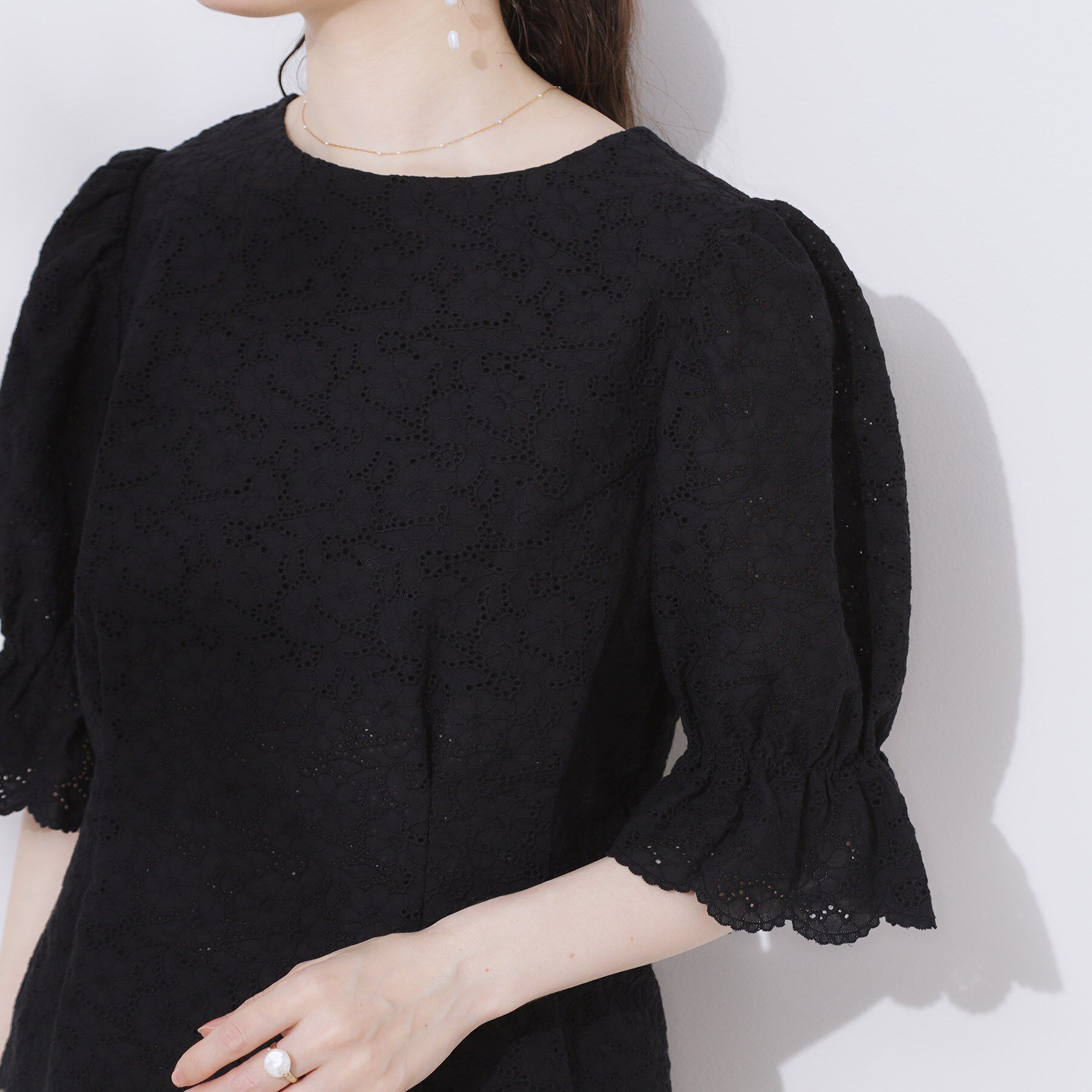 Couture broach「【一枚で着映える・花柄刺繍・5分袖】バックレースアップ カットワークレースブラウス」|シャツ・ブラウス|