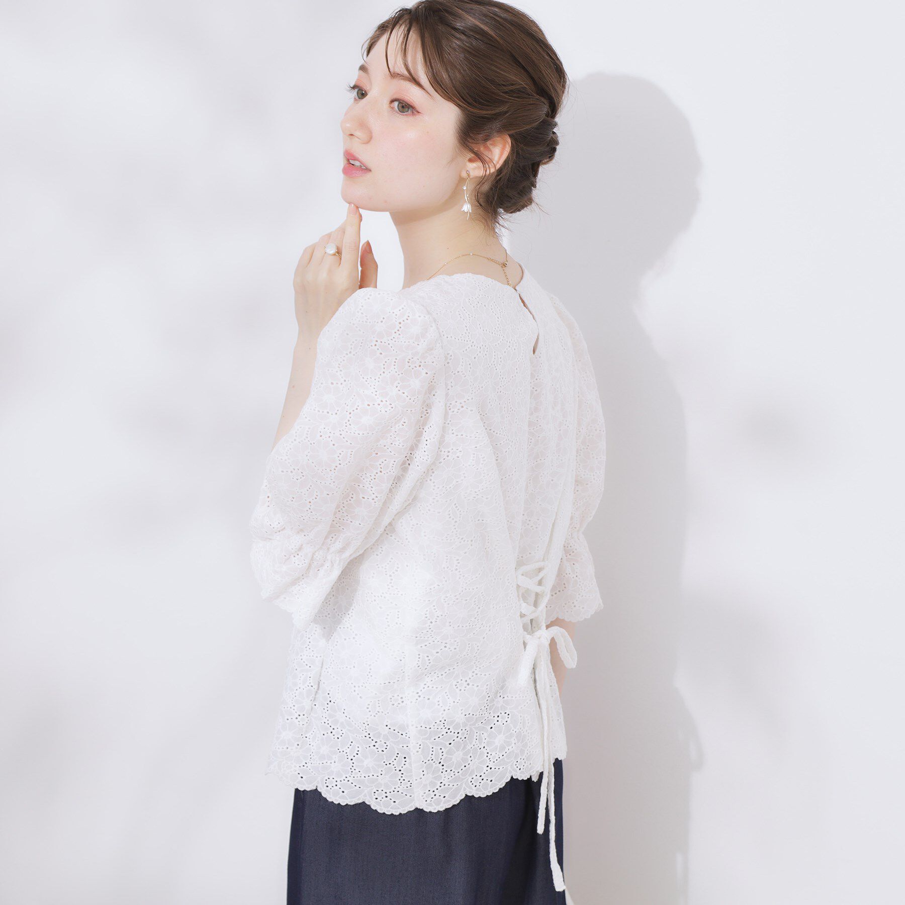 Couture broach「【一枚で着映える・花柄刺繍・5分袖】バックレースアップ カットワークレースブラウス」|シャツ・ブラウス|