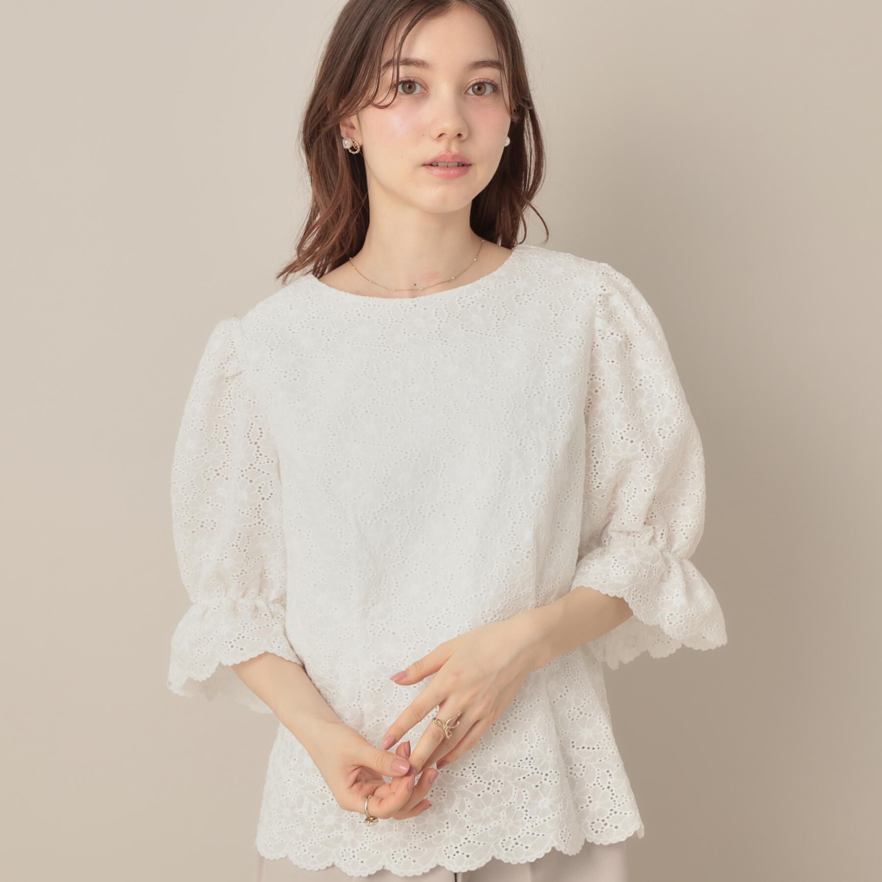 Couture broach「【一枚で着映える・花柄刺繍・5分袖】バックレースアップ カットワークレースブラウス」|シャツ・ブラウス|