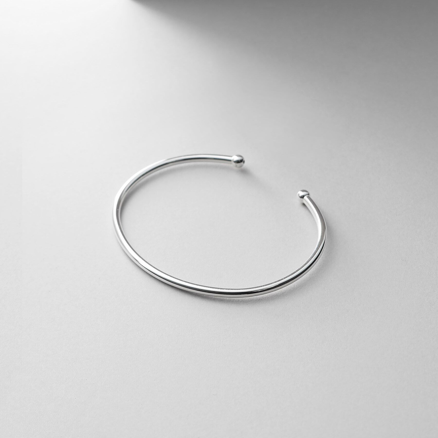 COCOSHNIK ONKITSCH「シルバー ホロウフレキシブル バングル」|ブレスレット・バングル|シルバー(600)