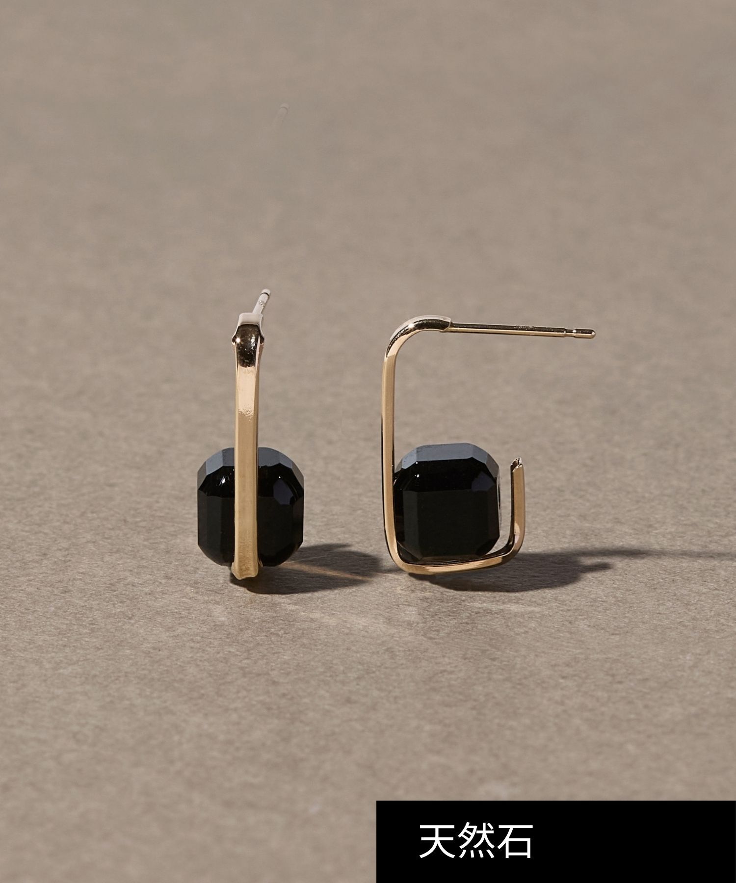 JUPITER「【K10】天然石キューブカットピアス オニキス」|ピアス|ゴールド