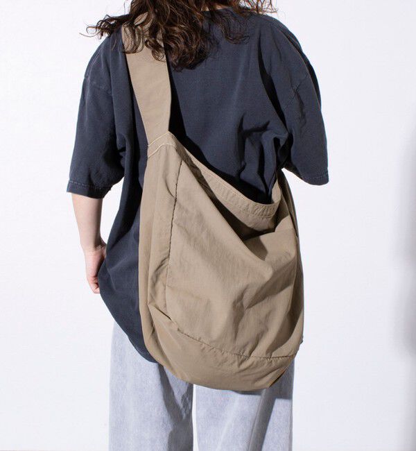 GLOSTER「【UNIVERSAL OVERALL】ウィンクルナイロン ニュースペーパーバッグ ショルダー 30L」|ショルダー・メッセンジャー|オリーブ