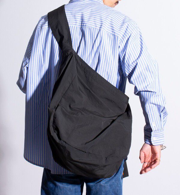 GLOSTER「【UNIVERSAL OVERALL】ウィンクルナイロン ニュースペーパーバッグ ショルダー 30L」|ショルダー・メッセンジャー|ブラック
