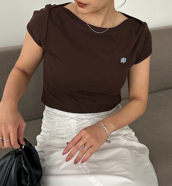  「【Tシャツが苦手な方にも◎】1ポイントボートネックTシャツ」|Tシャツ・カットソー|ブラウン
