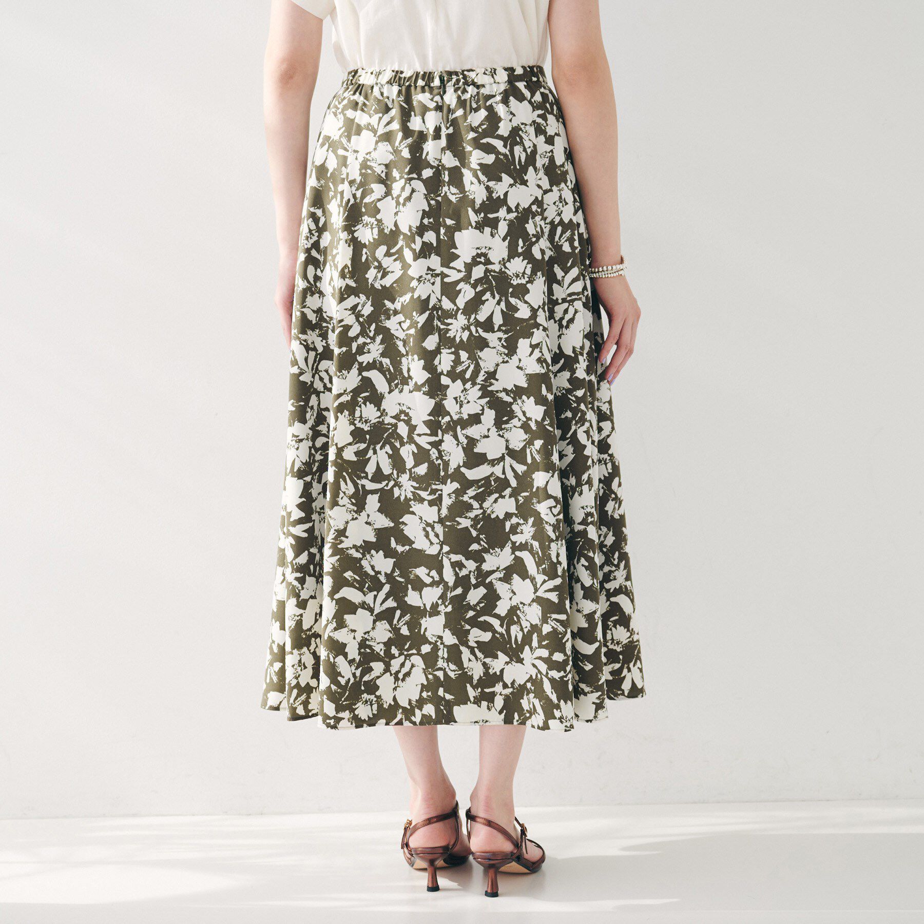 UNTITLED「【セットアップ可/後ろウエストゴム】モザイクフラワー柄スカート」|スカート|