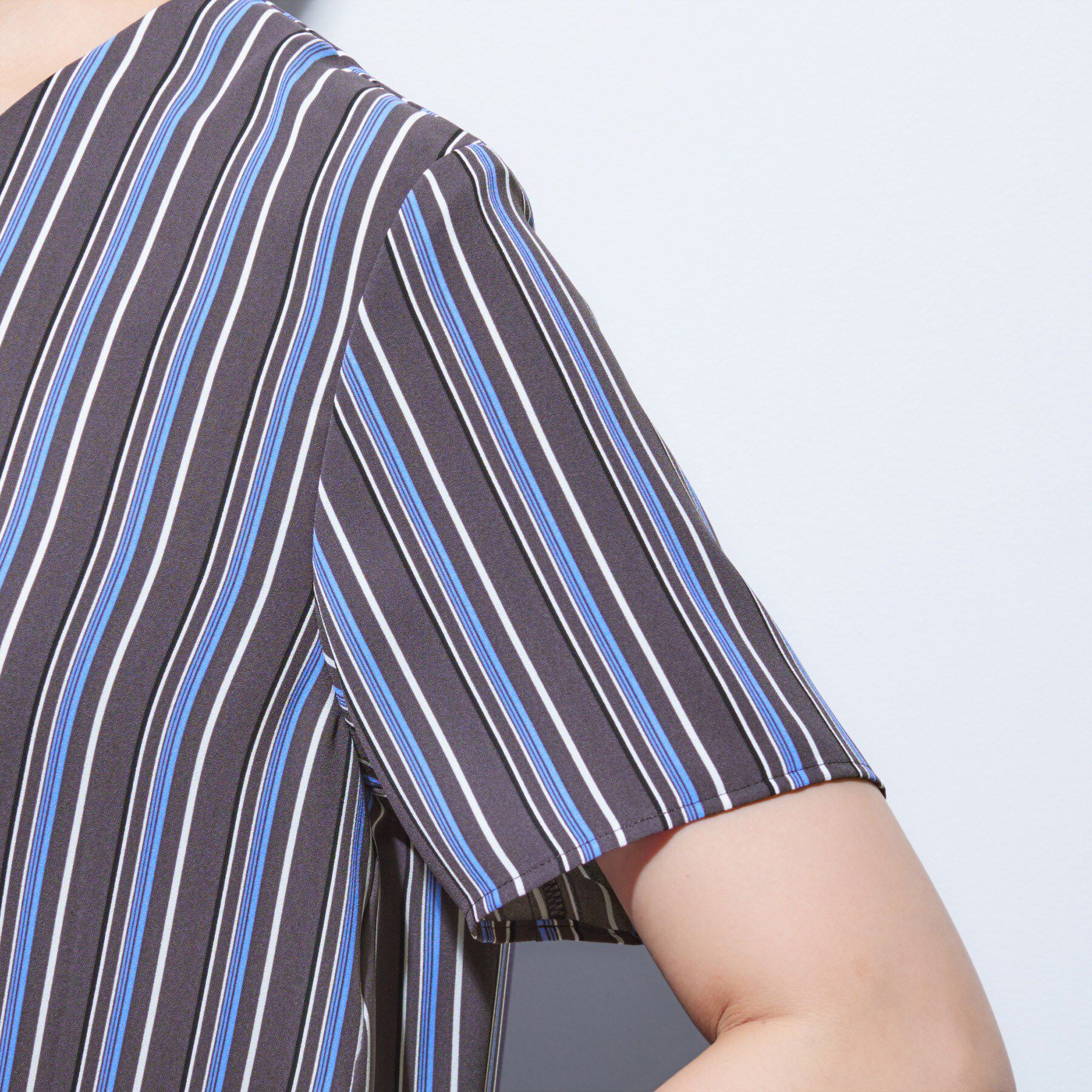 INDIVI「【洗える／通勤】無地＆マルチストライプ柄Vネックブラウス」|シャツ・ブラウス|