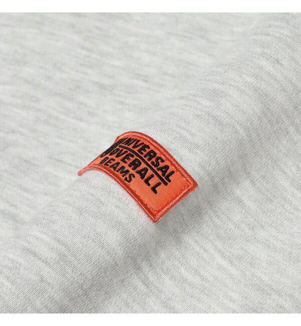 BEAMS「【別注】UNIVERSAL OVERALL / ロゴ クルーネック スウェット」|スウェット・ジャージ|