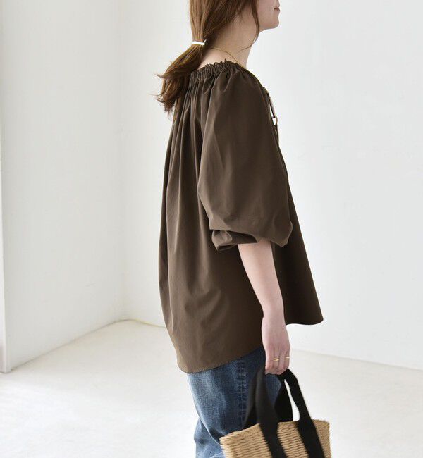 quaranciel「《予約》quaranciel:〈接触冷感/UVカット/撥水加工〉ギャザー オフショル ラッシュガード ブラウス」|シャツ・ブラウス|