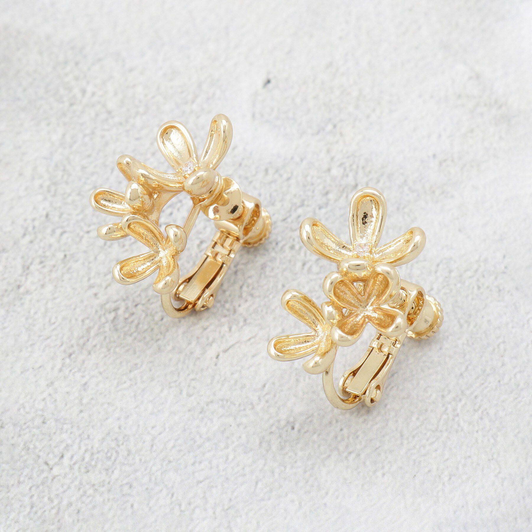 OPAQUE.CLIP「フラワーアッセンブルイヤリング」|イヤリング|